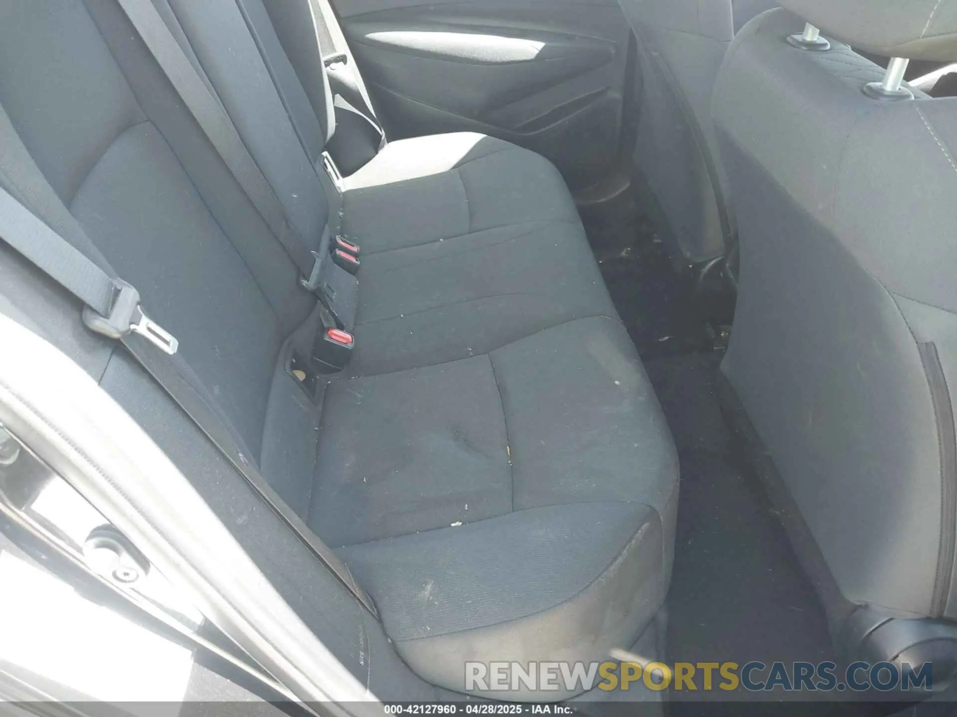 8 Photograph of a damaged car 5YFEPMAE6NP302439 TOYOTA COROLLA 2022