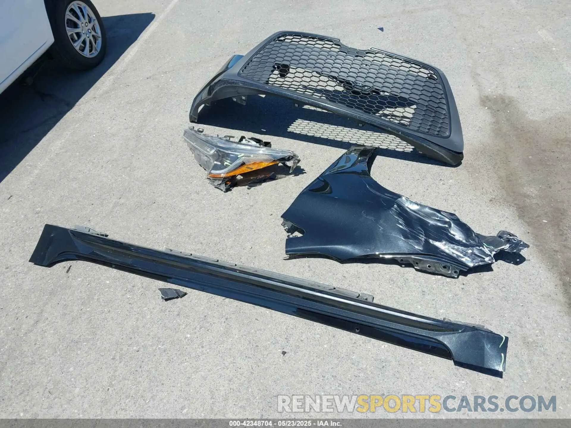 12 Photograph of a damaged car 5YFEPMAE6NP327387 TOYOTA COROLLA 2022