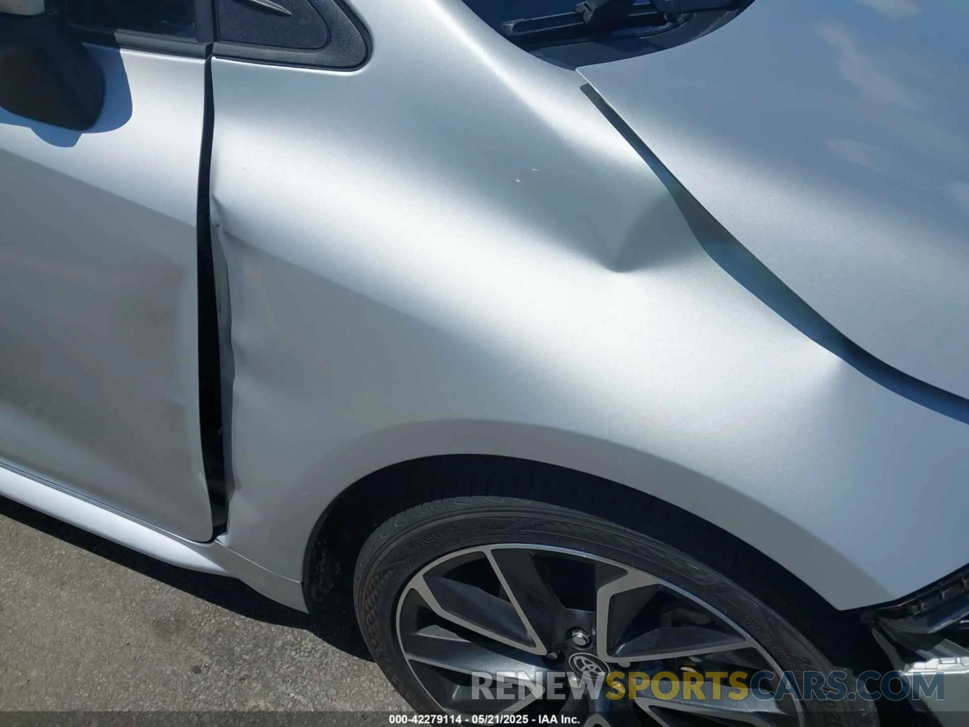 17 Photograph of a damaged car 5YFEPMAE6NP337949 TOYOTA COROLLA 2022