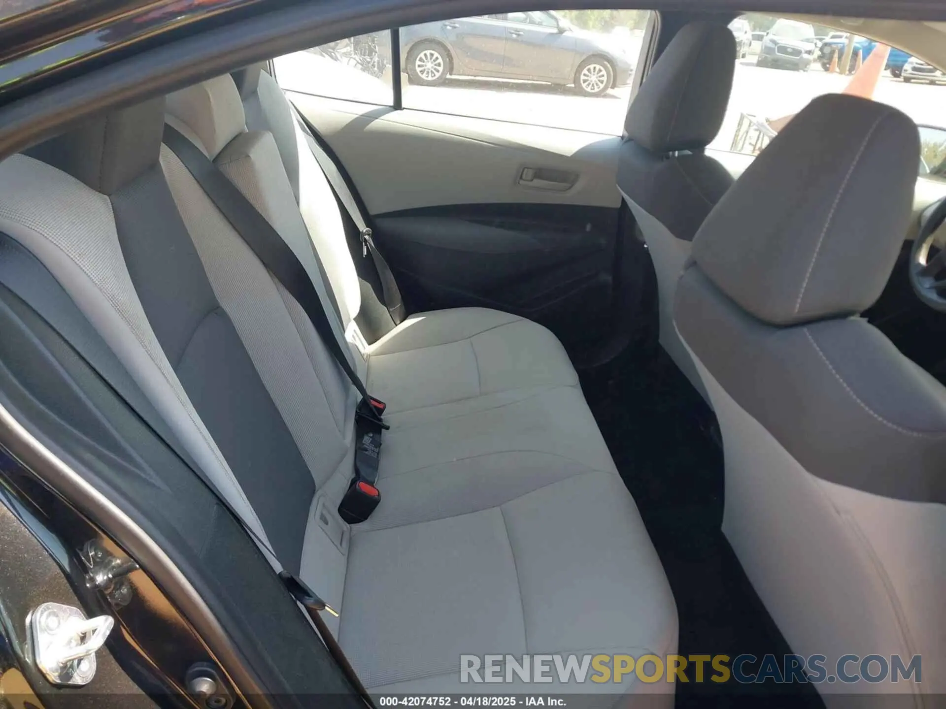 8 Photograph of a damaged car 5YFEPMAE6NP360972 TOYOTA COROLLA 2022