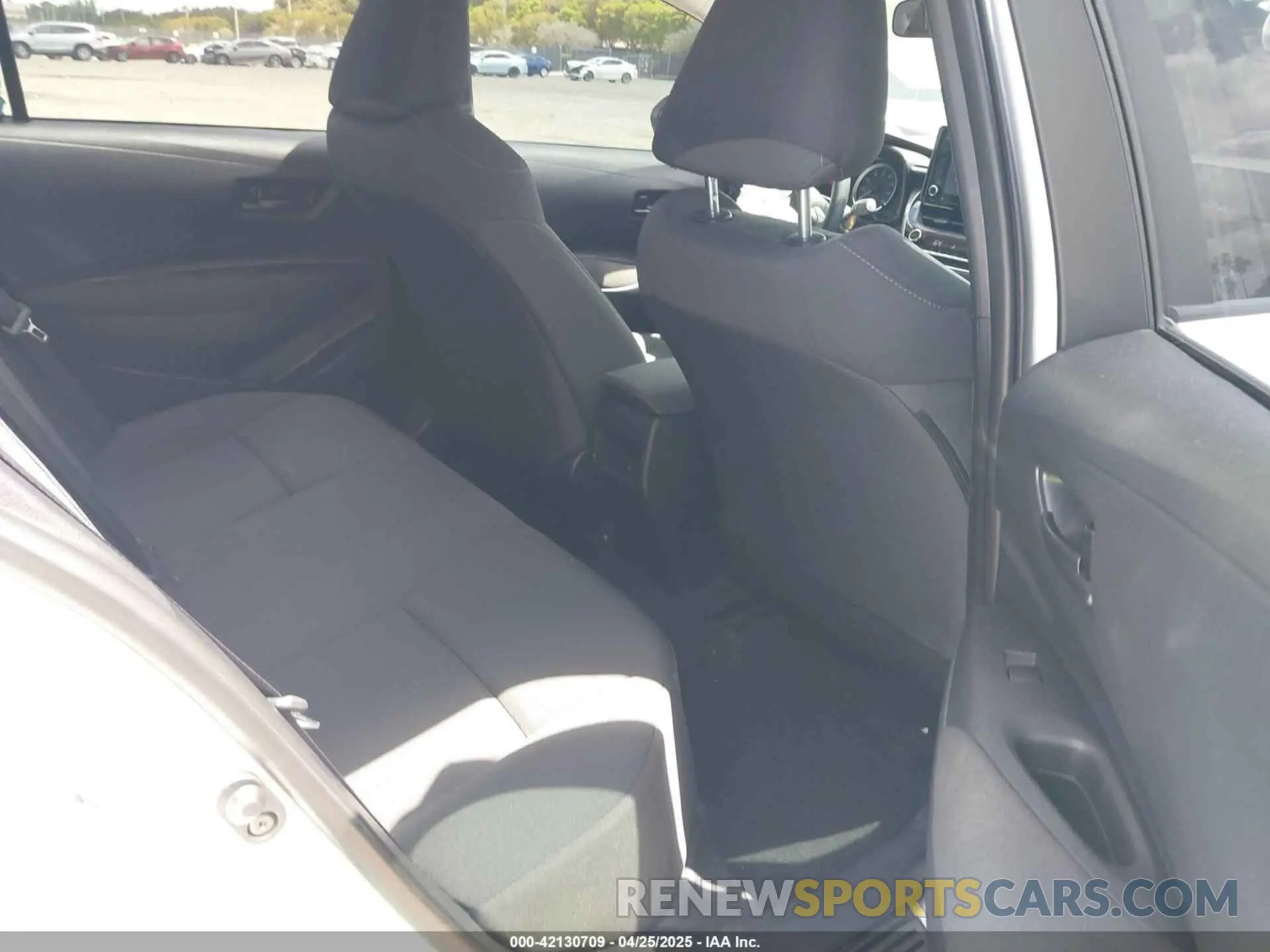 8 Photograph of a damaged car 5YFEPMAE6NP389890 TOYOTA COROLLA 2022