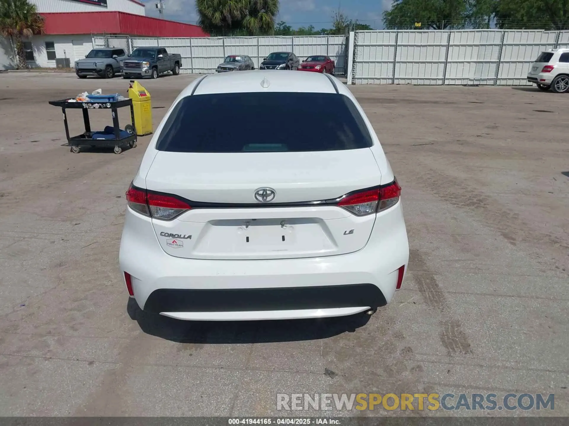 17 Photograph of a damaged car 5YFEPMAE7NP275963 TOYOTA COROLLA 2022