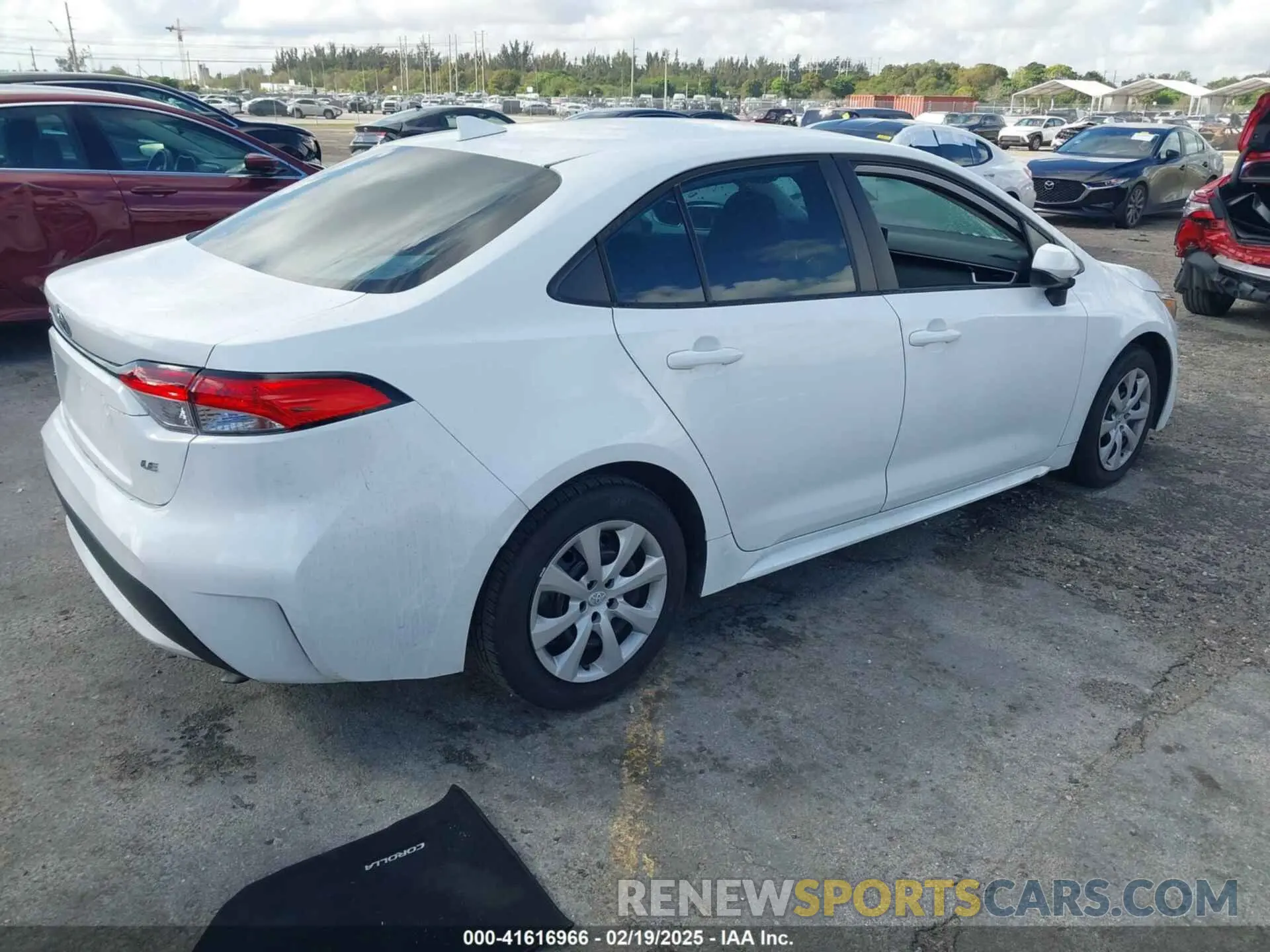 4 Photograph of a damaged car 5YFEPMAE7NP284551 TOYOTA COROLLA 2022