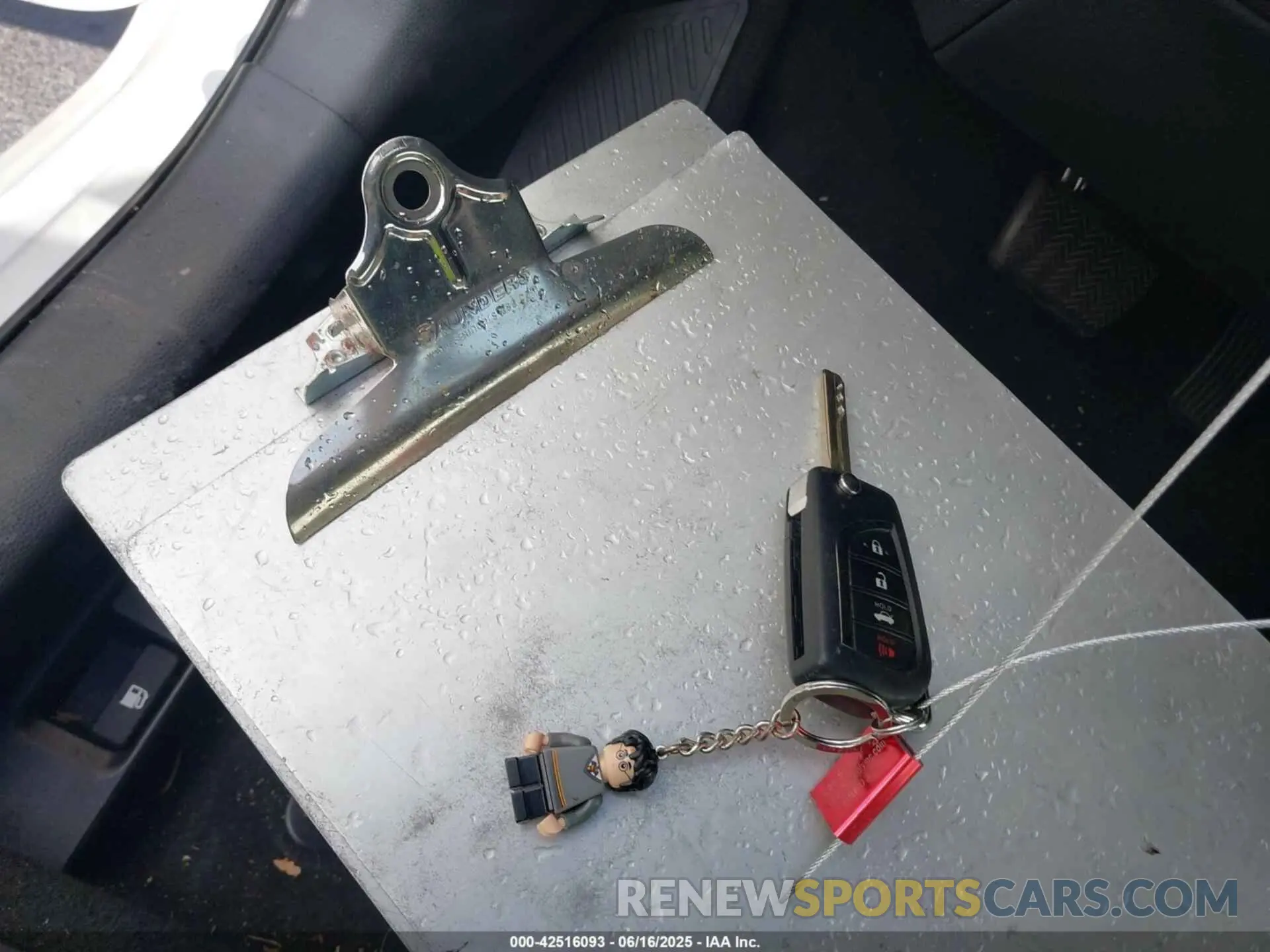 11 Photograph of a damaged car 5YFEPMAE7NP359748 TOYOTA COROLLA 2022