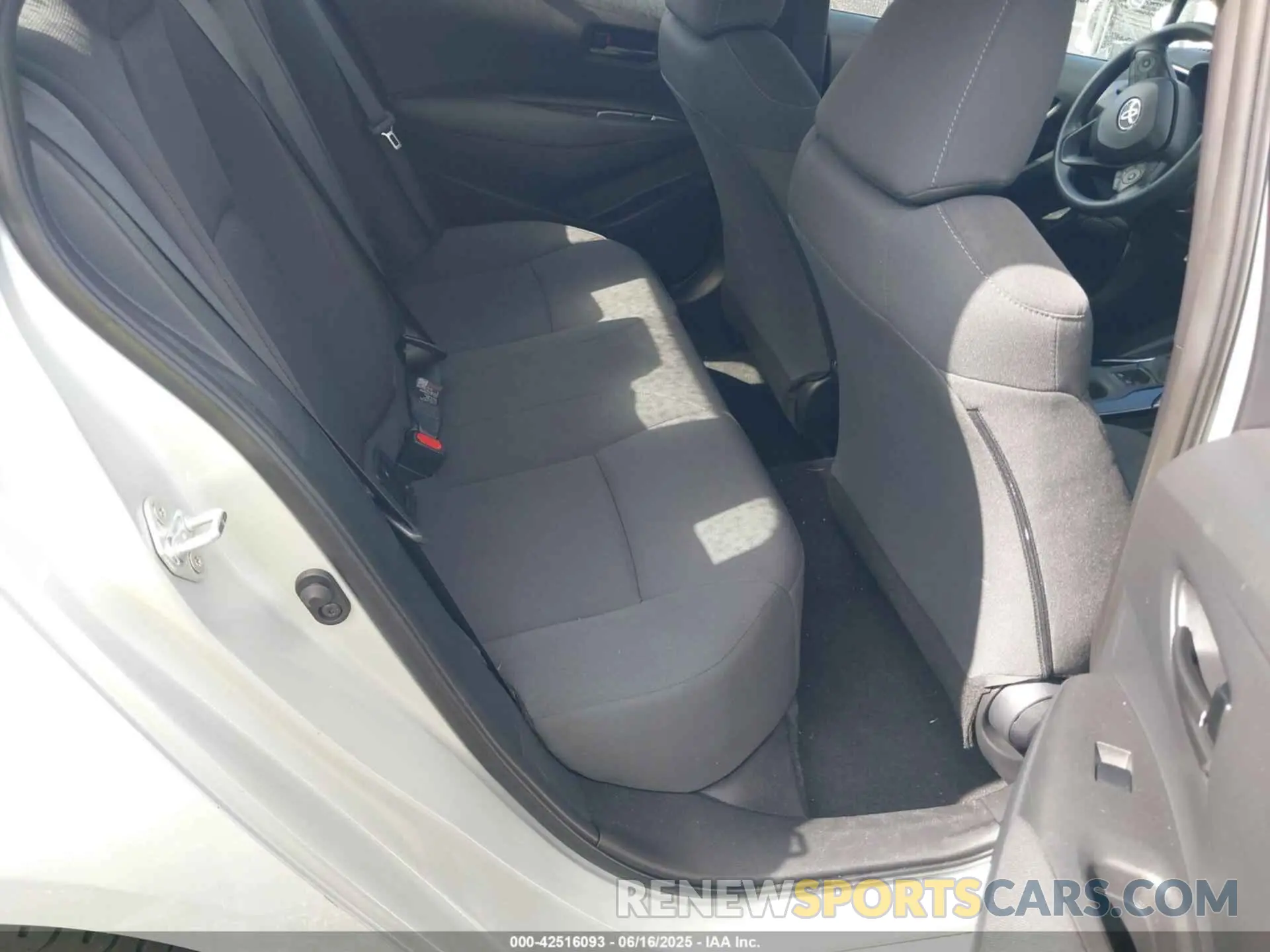 8 Photograph of a damaged car 5YFEPMAE7NP359748 TOYOTA COROLLA 2022
