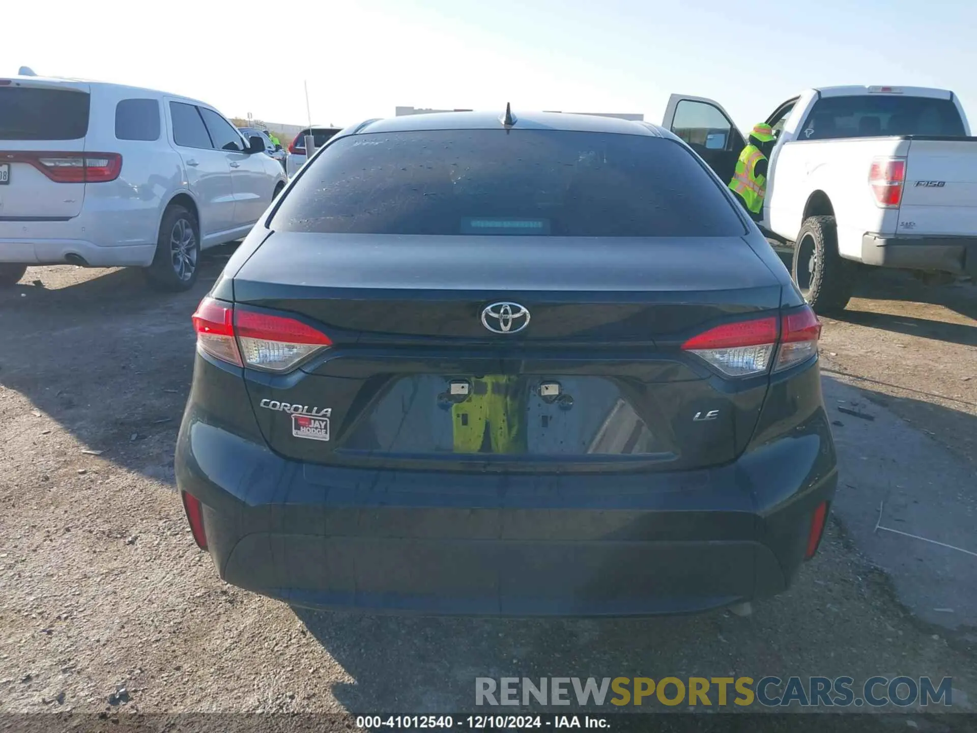 17 Photograph of a damaged car 5YFEPMAE7NP371687 TOYOTA COROLLA 2022