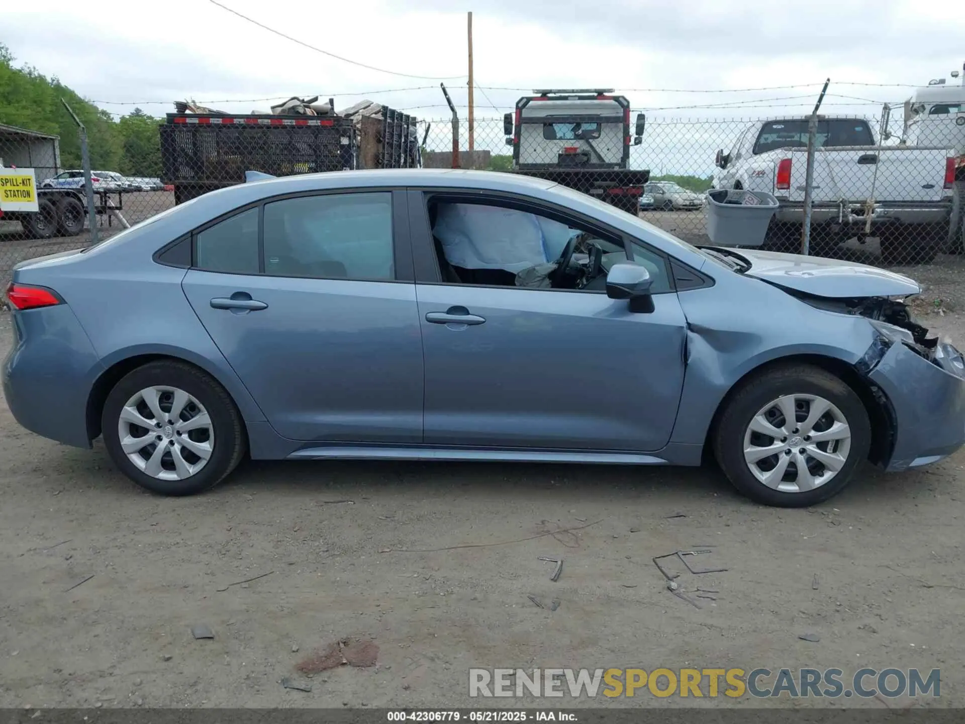 13 Photograph of a damaged car 5YFEPMAE7NP389915 TOYOTA COROLLA 2022