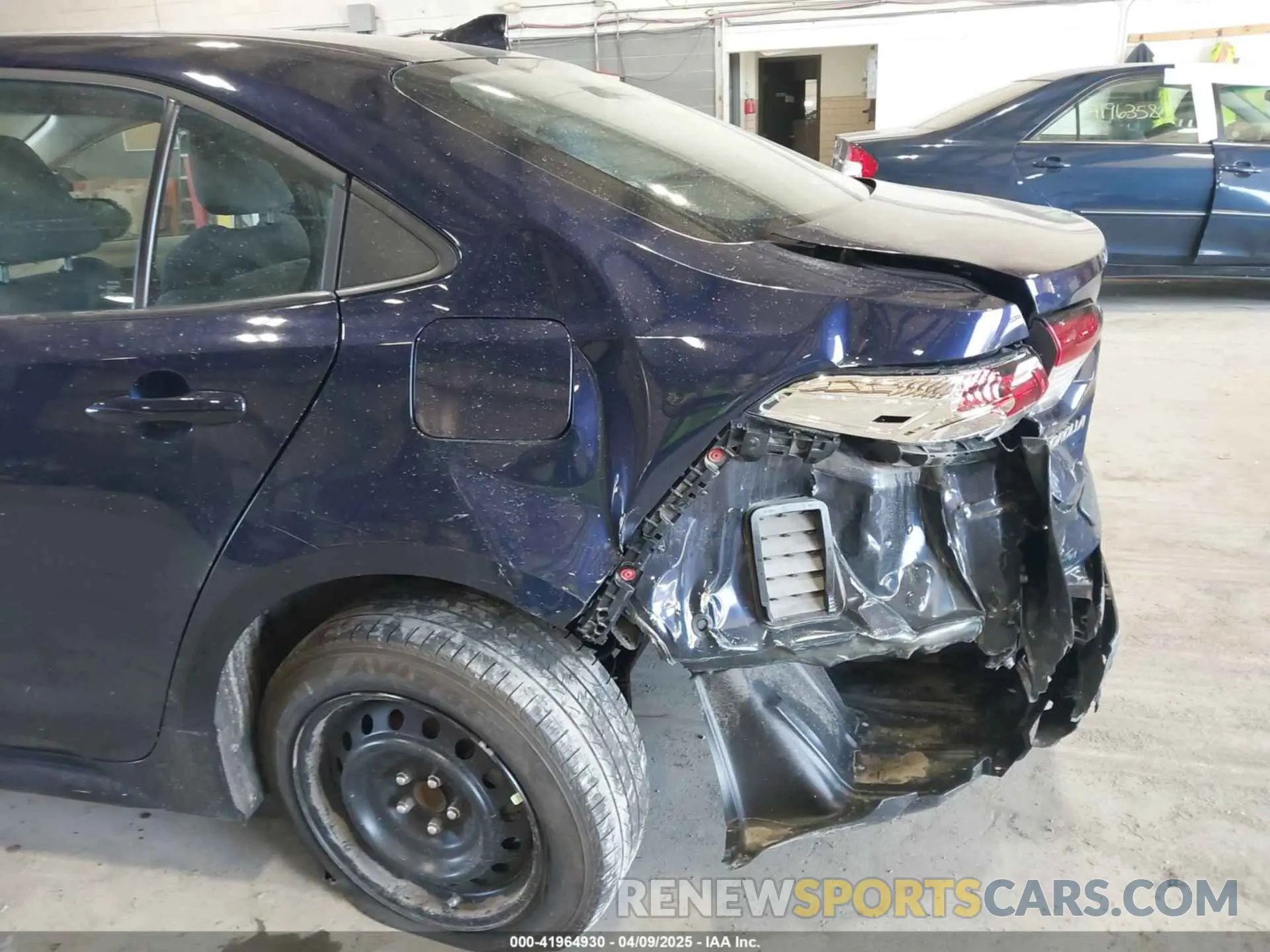 17 Photograph of a damaged car 5YFEPMAE7NP390174 TOYOTA COROLLA 2022