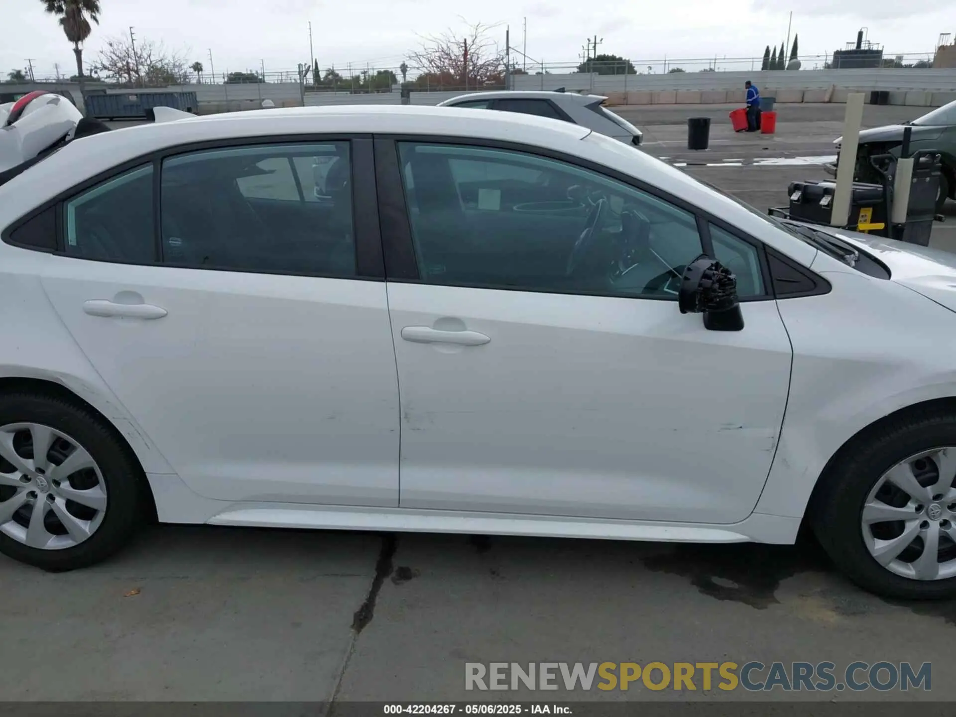 13 Photograph of a damaged car 5YFEPMAE8NP337435 TOYOTA COROLLA 2022