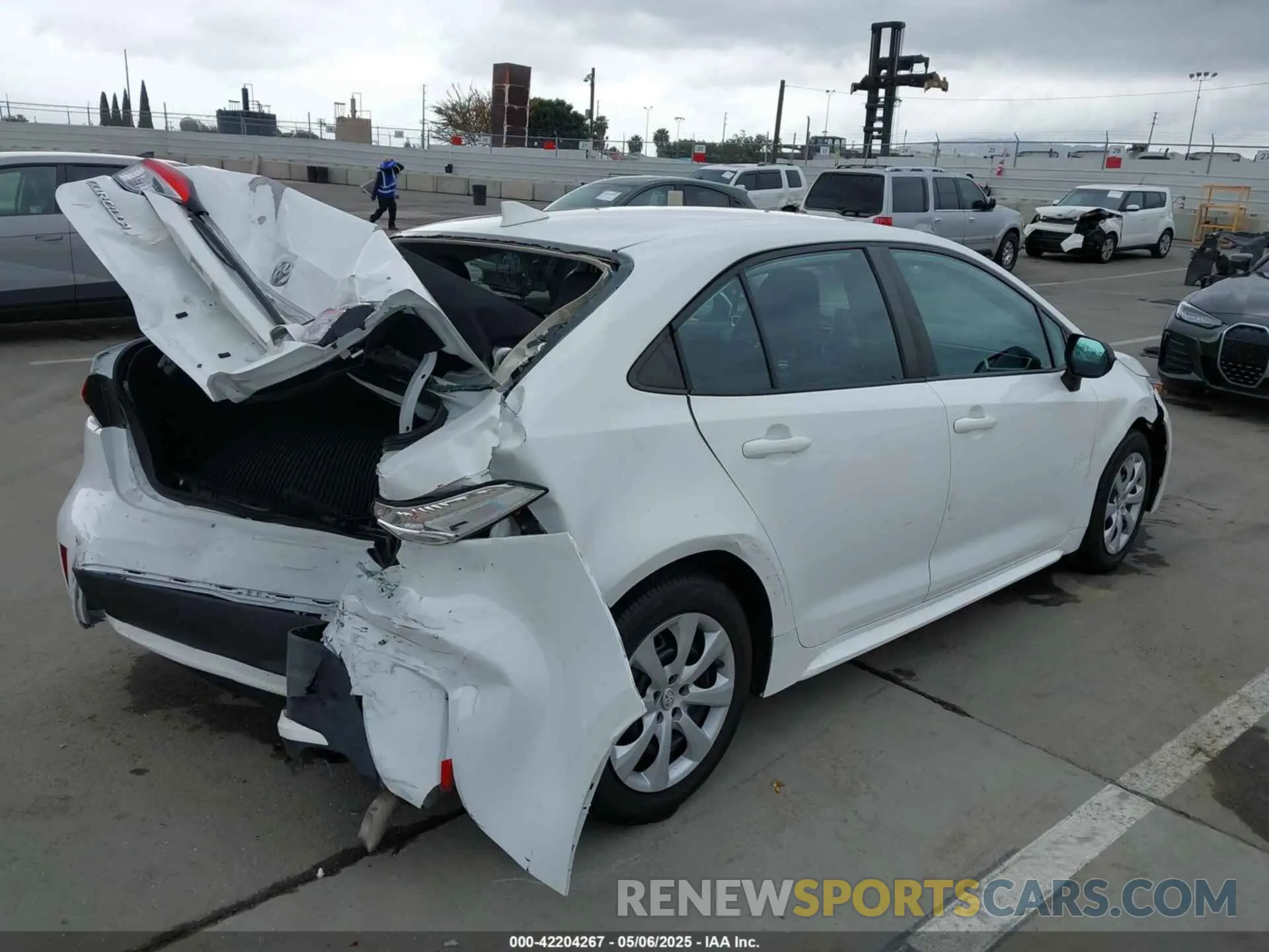 4 Photograph of a damaged car 5YFEPMAE8NP337435 TOYOTA COROLLA 2022