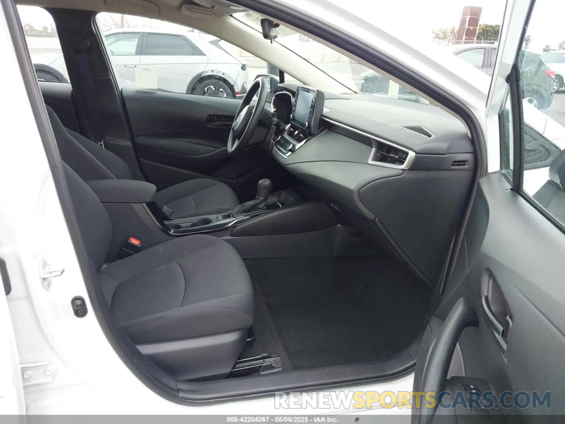 5 Photograph of a damaged car 5YFEPMAE8NP337435 TOYOTA COROLLA 2022