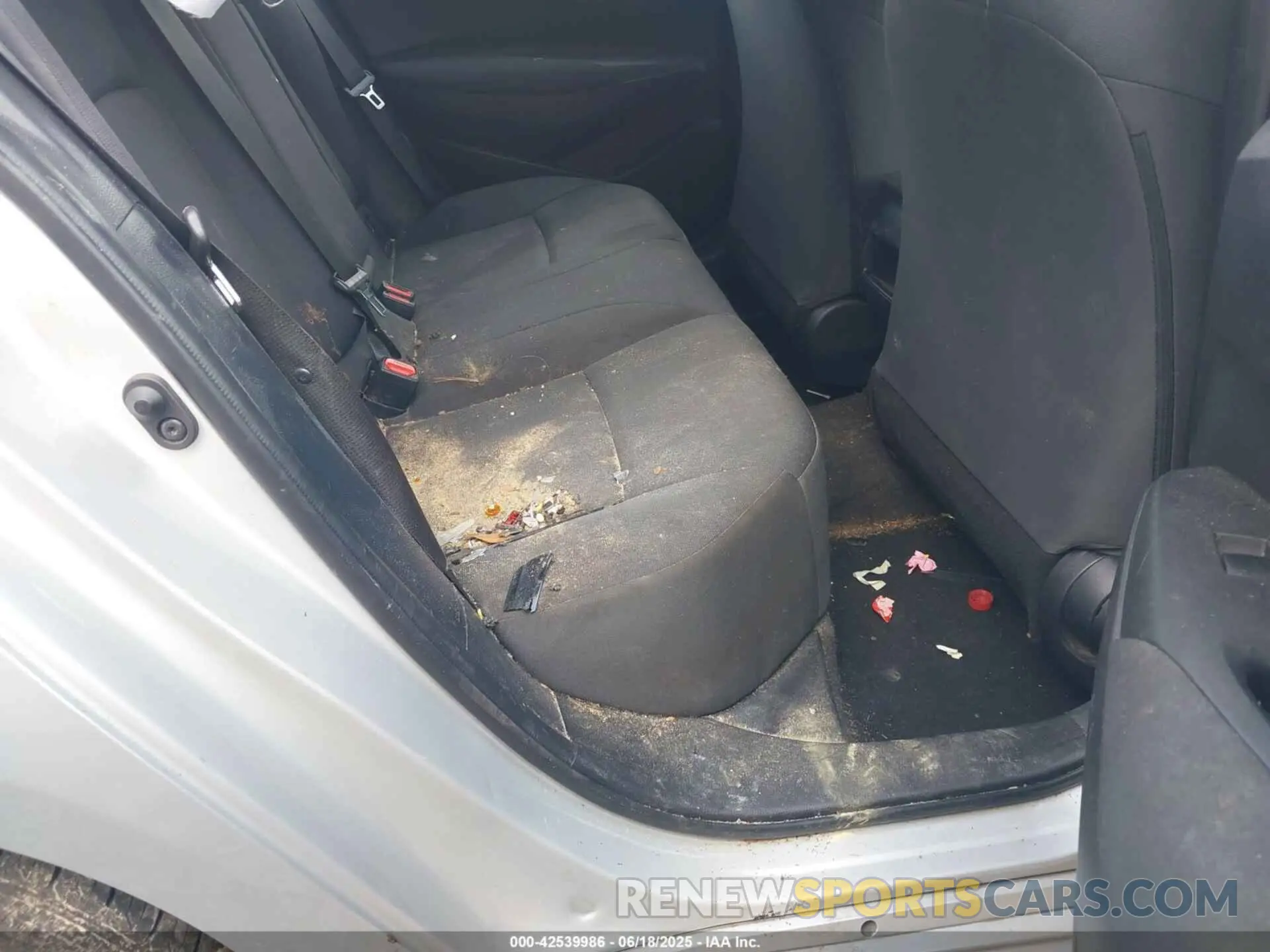 8 Photograph of a damaged car 5YFEPMAE8NP374324 TOYOTA COROLLA 2022