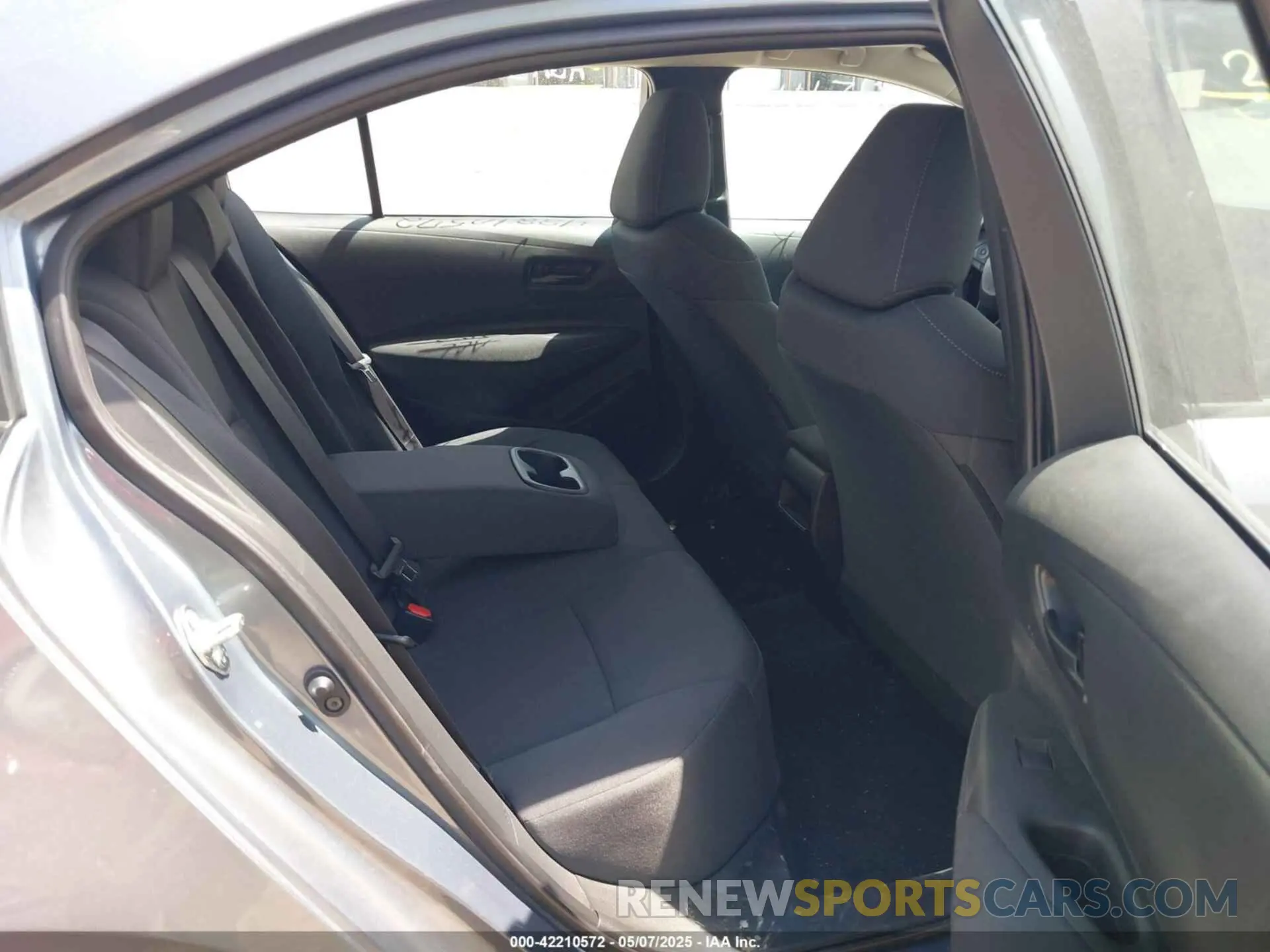 8 Photograph of a damaged car 5YFEPMAE8NP385419 TOYOTA COROLLA 2022