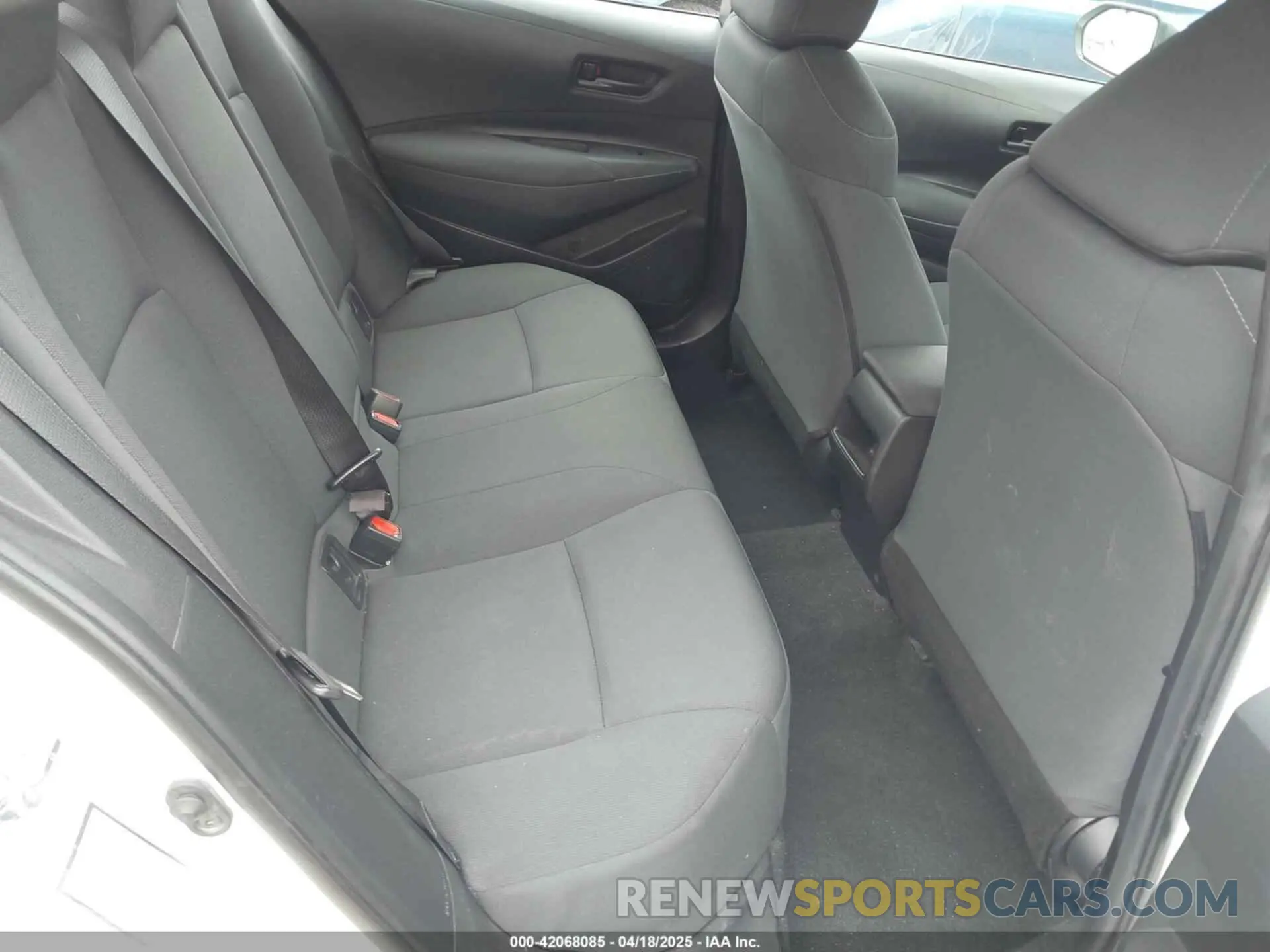 8 Photograph of a damaged car 5YFEPMAE9NP272871 TOYOTA COROLLA 2022
