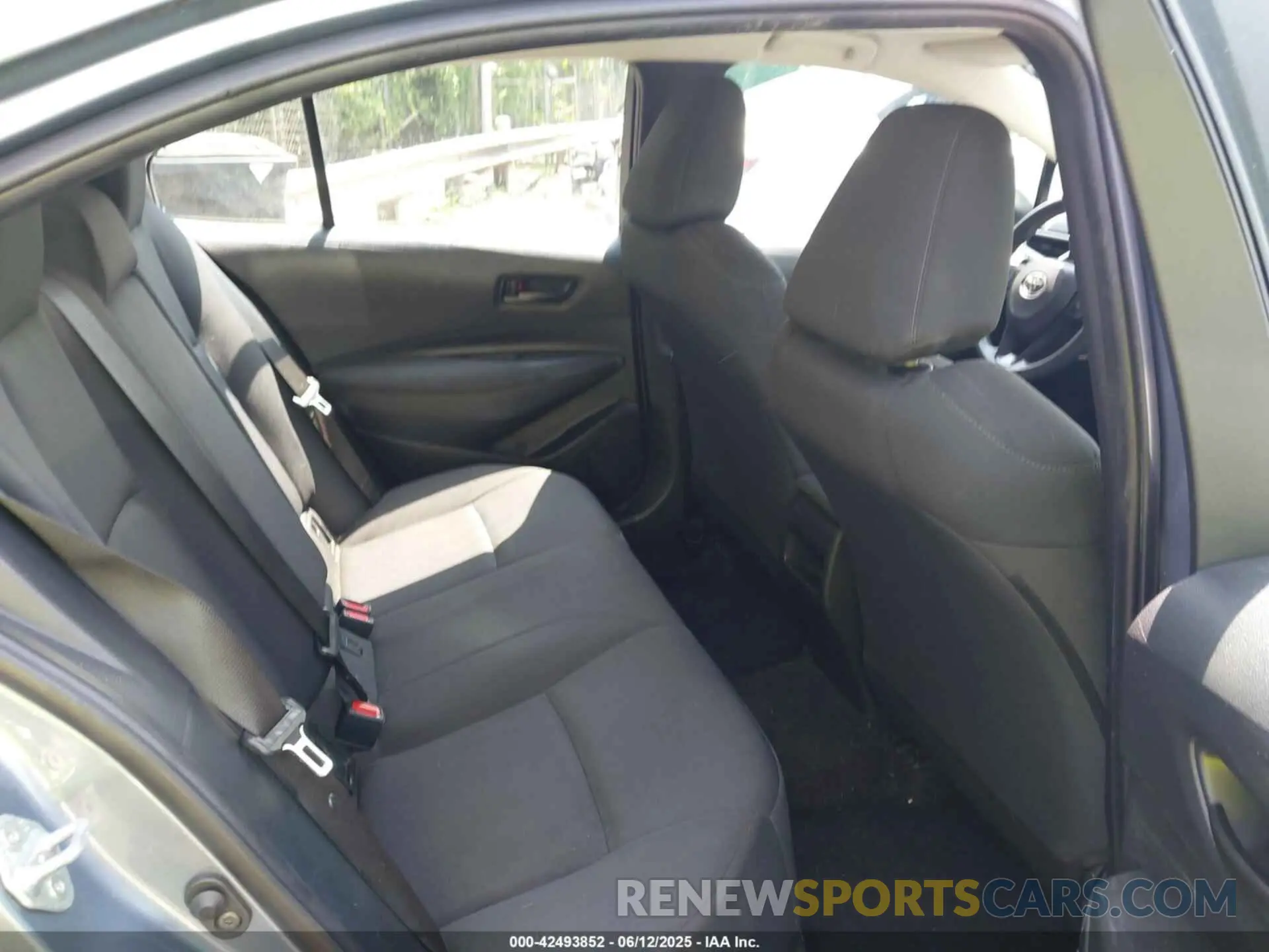 8 Photograph of a damaged car 5YFEPMAE9NP281005 TOYOTA COROLLA 2022