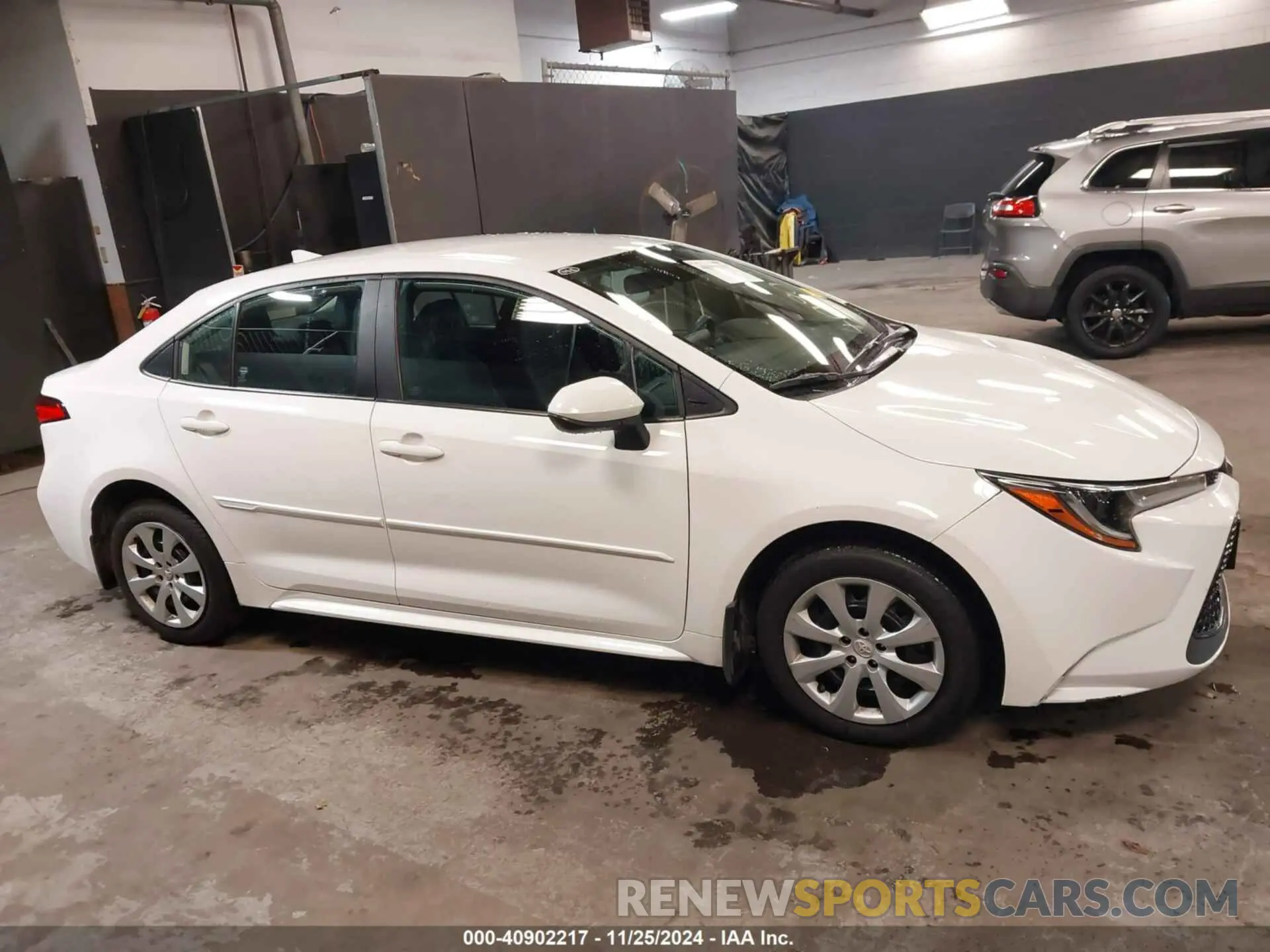 13 Photograph of a damaged car 5YFEPMAE9NP312754 TOYOTA COROLLA 2022