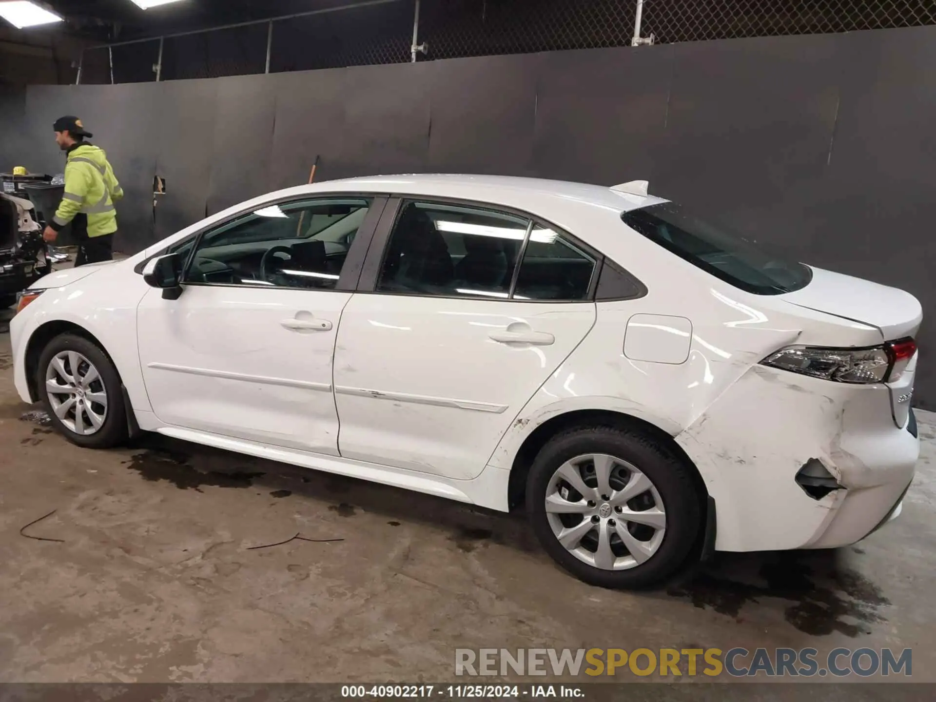 6 Photograph of a damaged car 5YFEPMAE9NP312754 TOYOTA COROLLA 2022