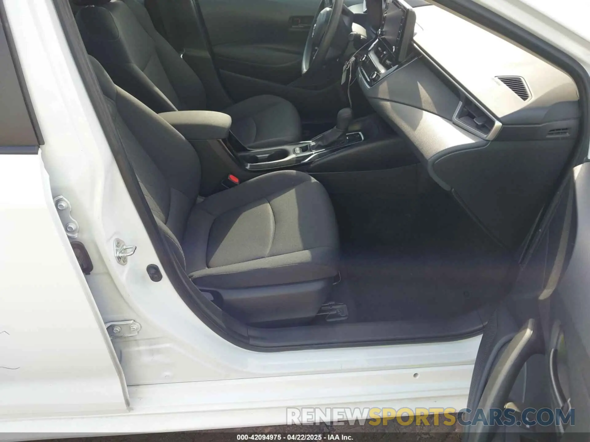 5 Photograph of a damaged car 5YFEPMAE9NP357743 TOYOTA COROLLA 2022