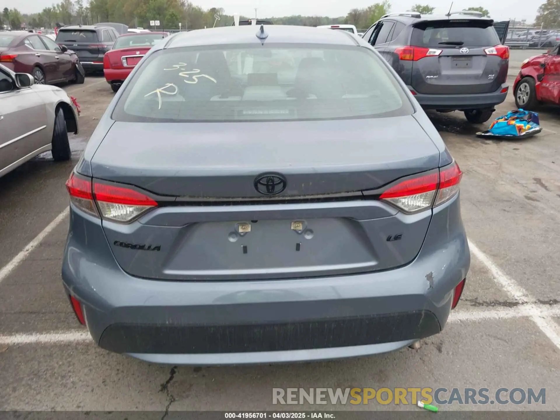 17 Photograph of a damaged car 5YFEPMAE9NP373747 TOYOTA COROLLA 2022