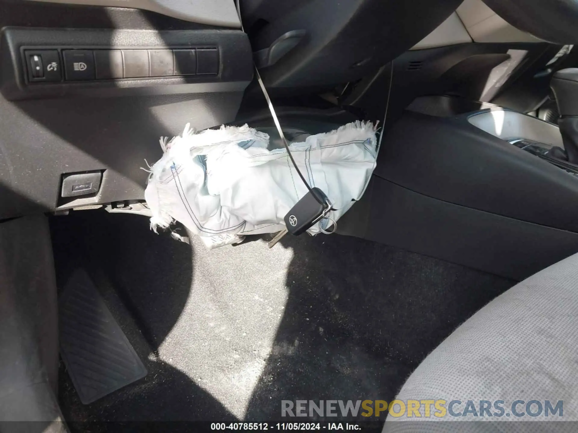 17 Photograph of a damaged car 5YFEPMAE9NP373957 TOYOTA COROLLA 2022