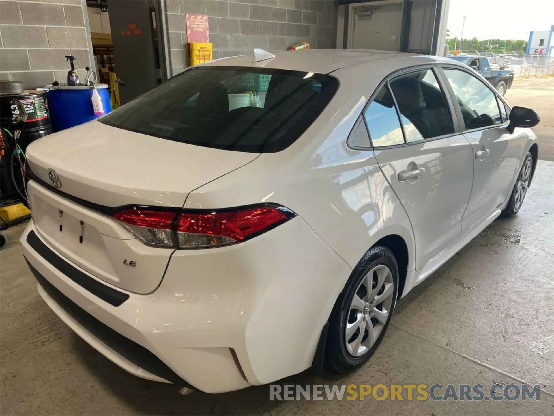 27 Photograph of a damaged car 5YFEPMAEXNP292465 TOYOTA COROLLA 2022