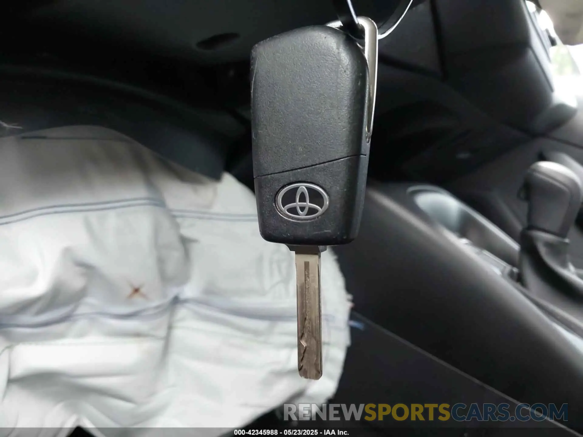 11 Photograph of a damaged car 5YFEPMAEXNP371327 TOYOTA COROLLA 2022