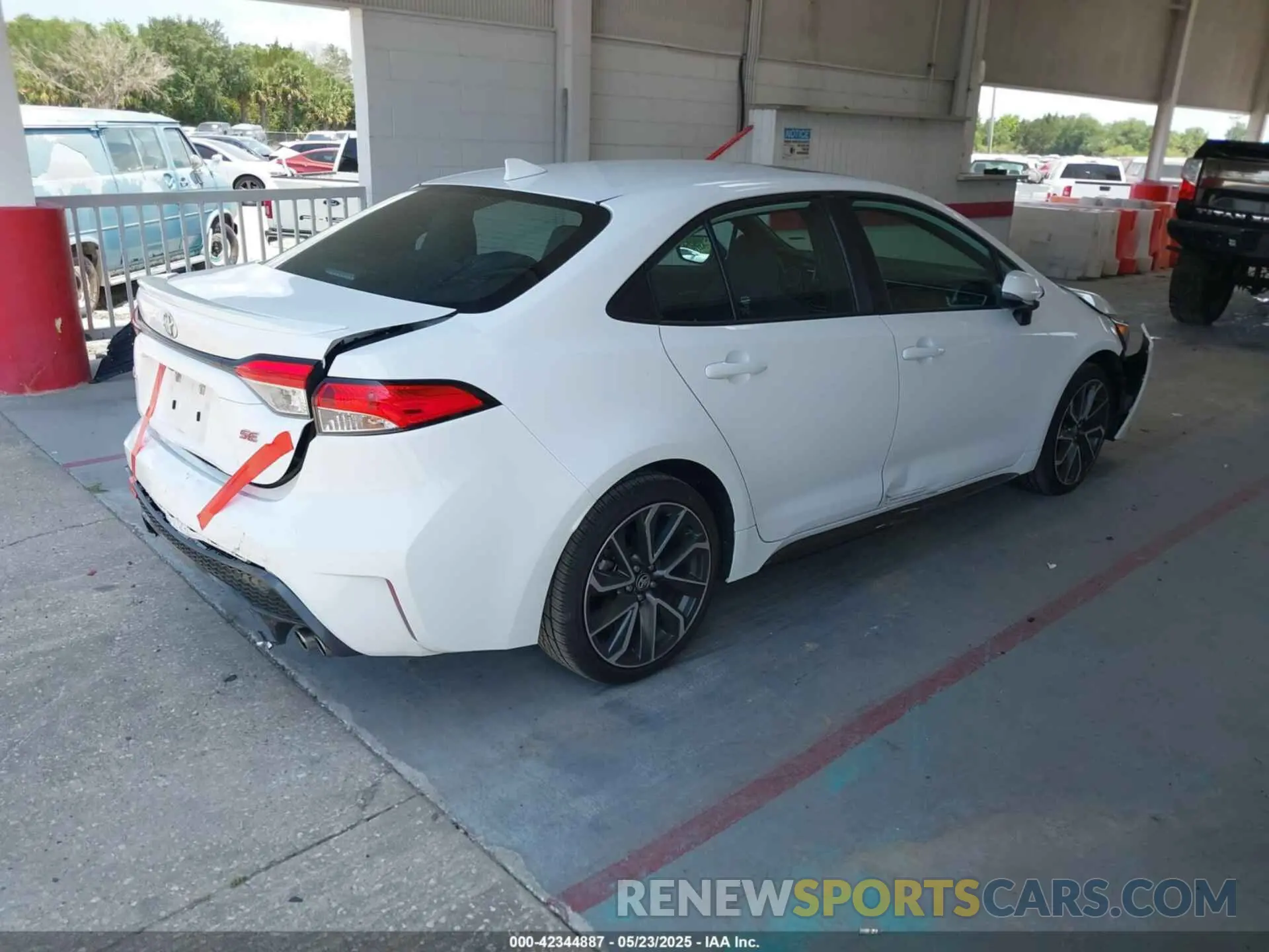 4 Photograph of a damaged car 5YFP4MCE9NP116294 TOYOTA COROLLA 2022