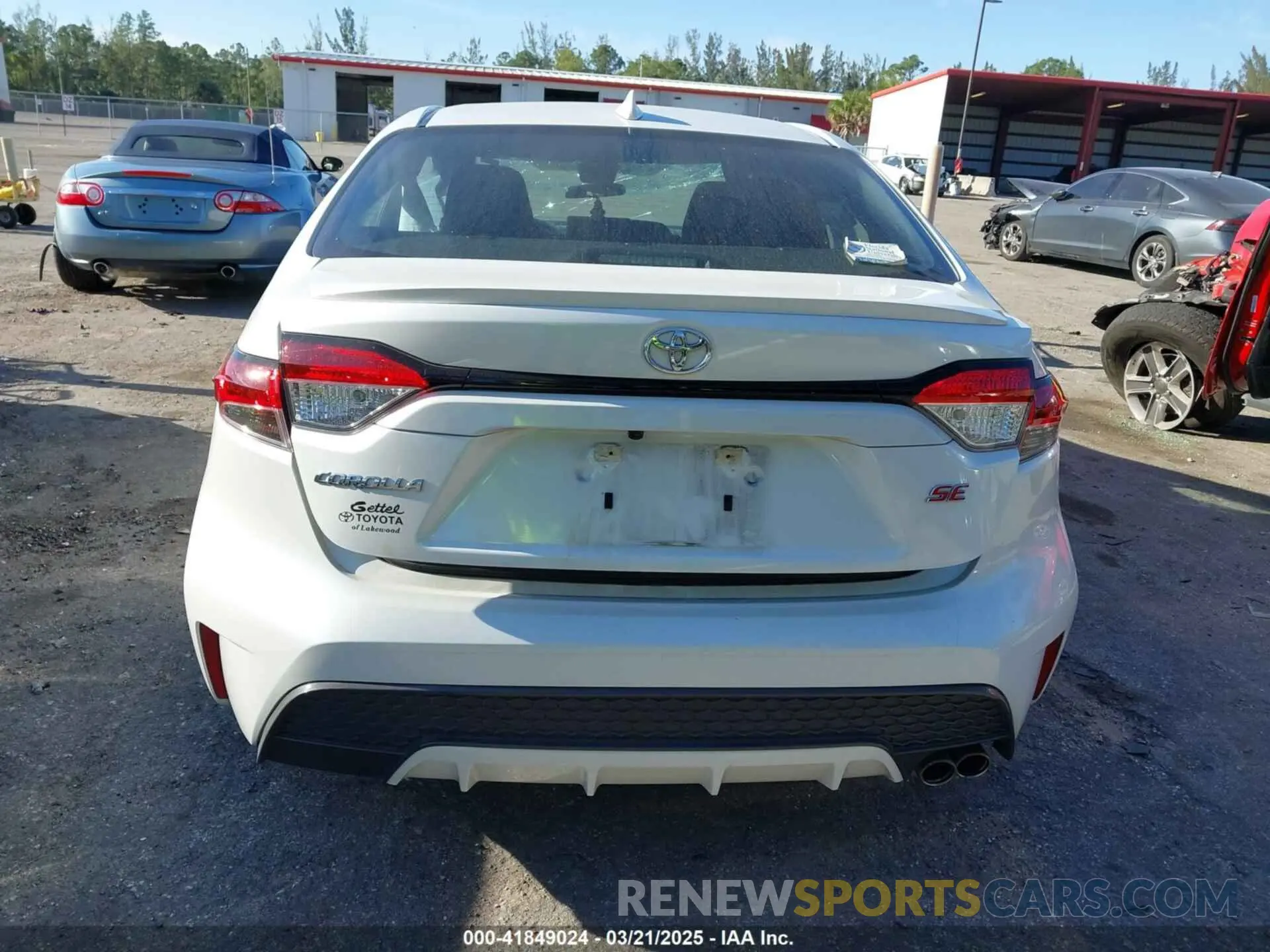 17 Photograph of a damaged car 5YFS4MCE6NP133516 TOYOTA COROLLA 2022