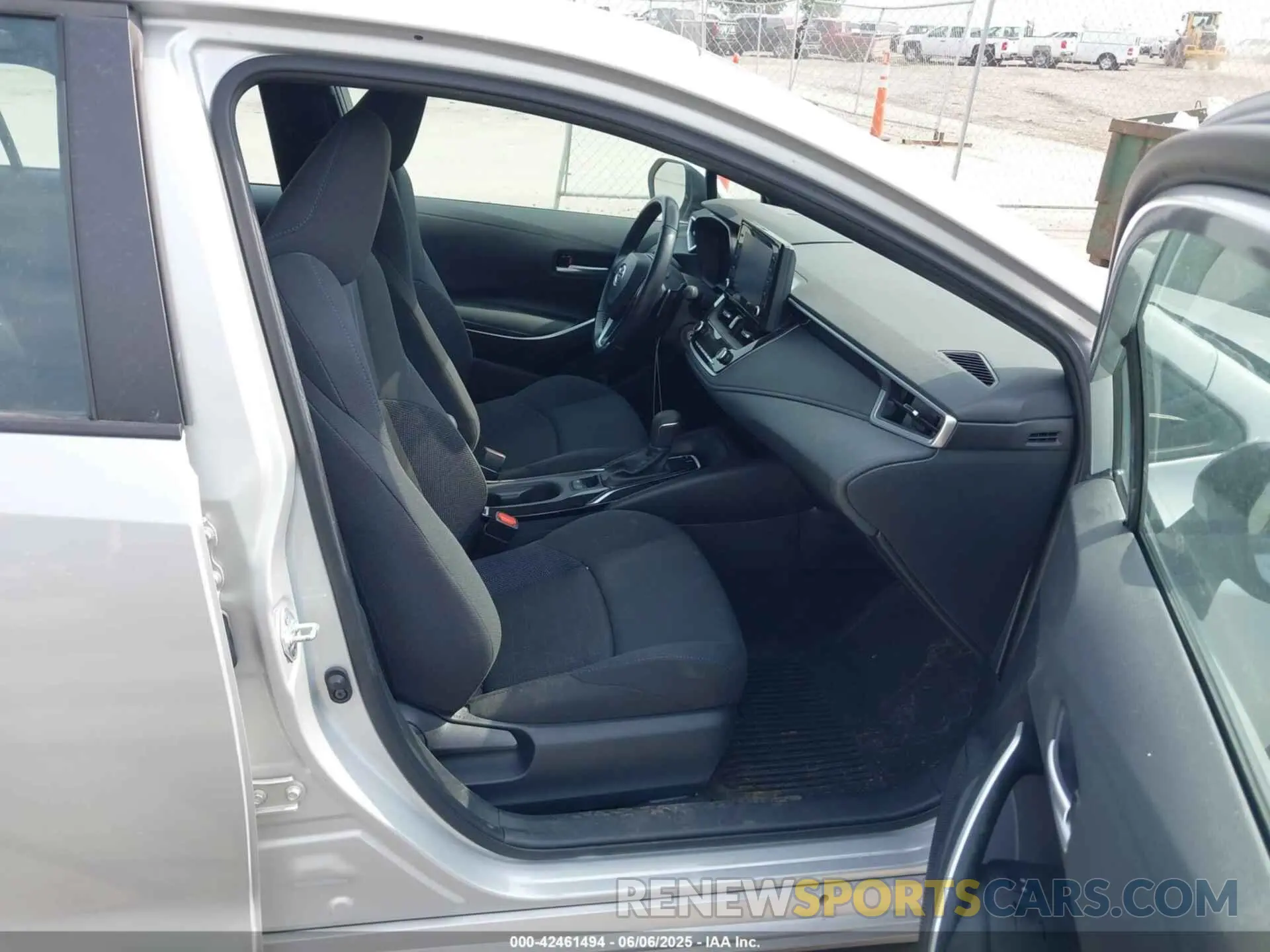 5 Photograph of a damaged car 5YFS4MCE9NP102745 TOYOTA COROLLA 2022