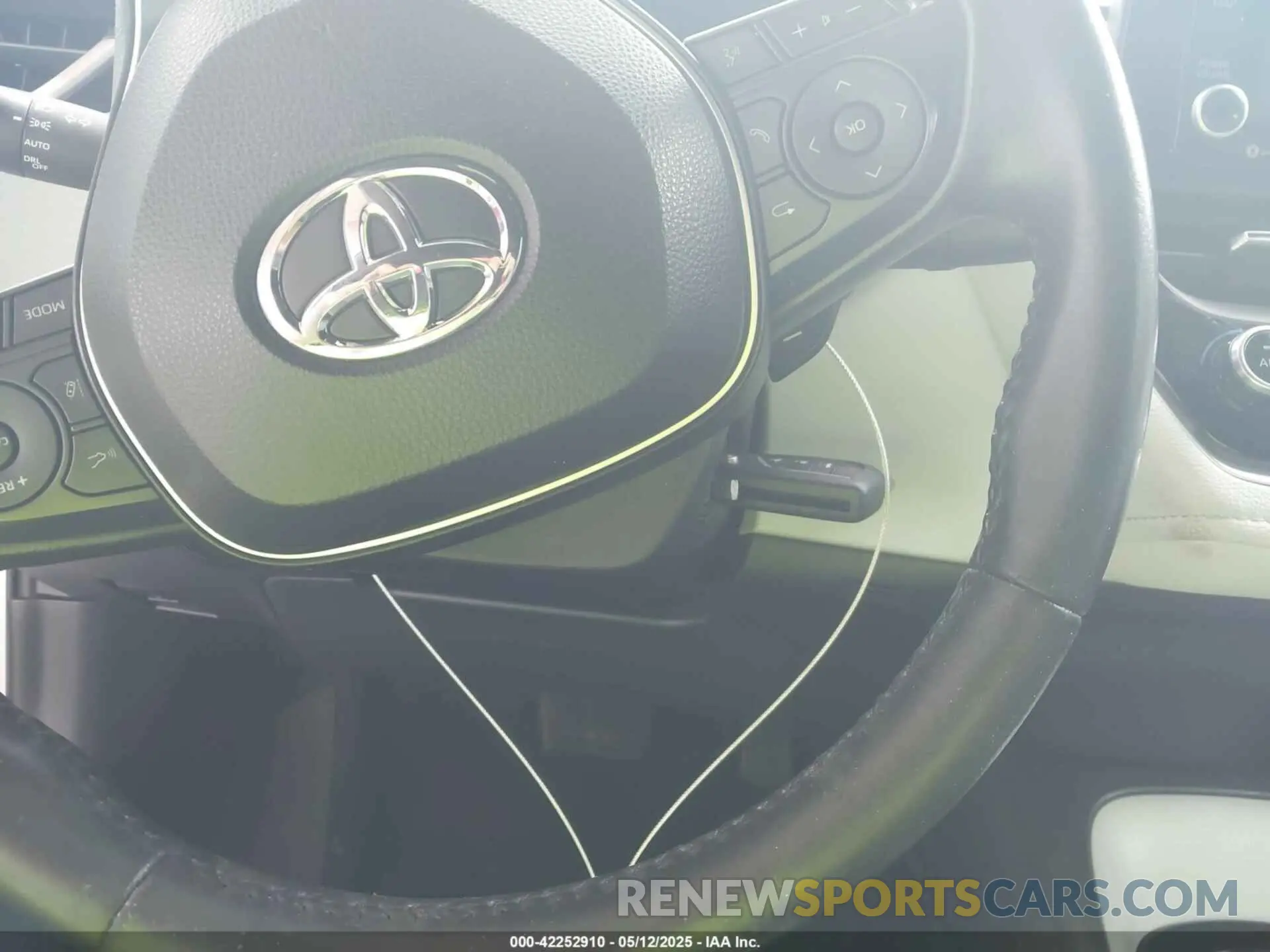 11 Photograph of a damaged car 5YFS4MCE9NP115592 TOYOTA COROLLA 2022