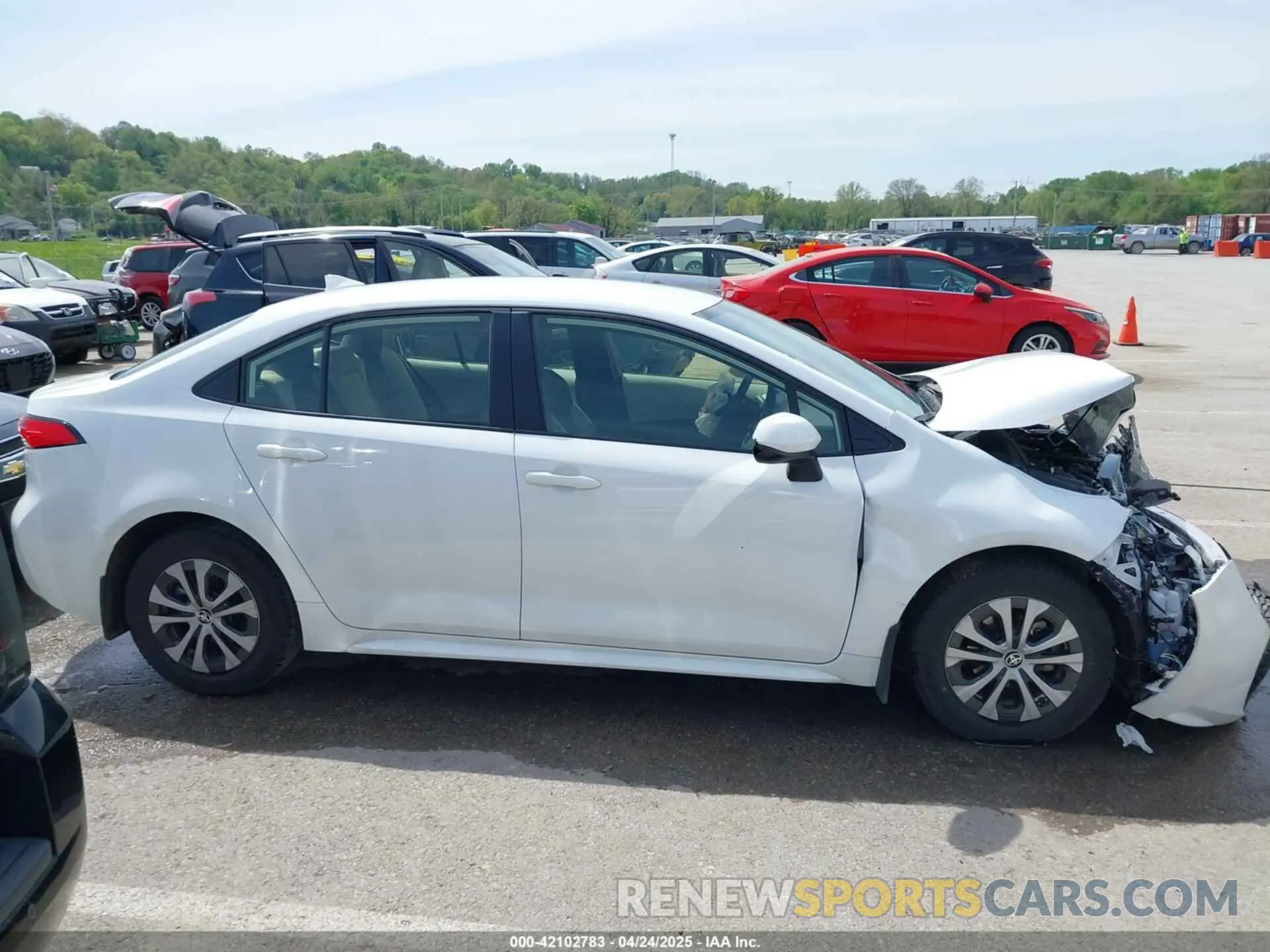 13 Photograph of a damaged car JTDEAMDE6NJ036938 TOYOTA COROLLA 2022