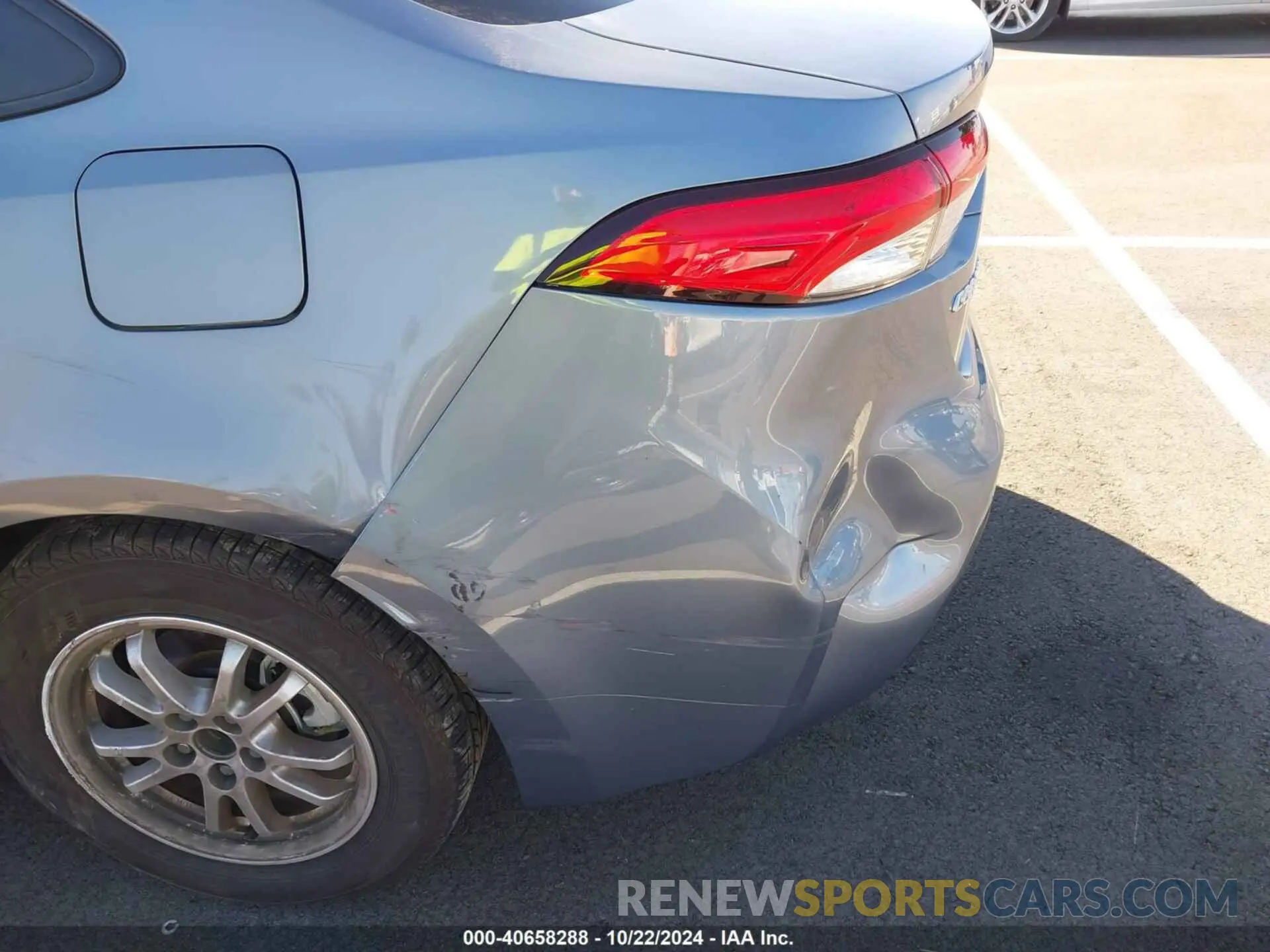 18 Photograph of a damaged car JTDEAMDE7NJ055093 TOYOTA COROLLA 2022