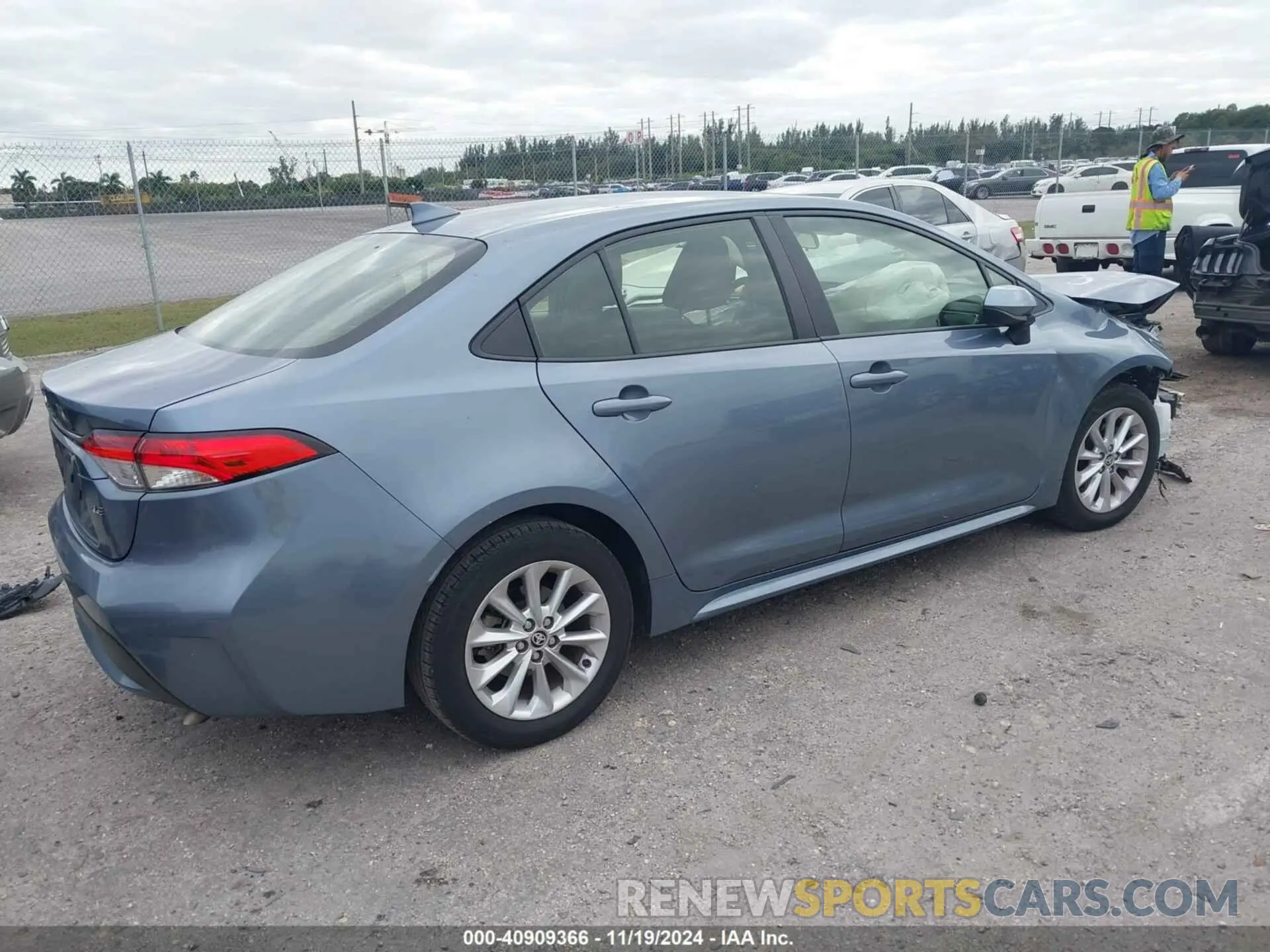 4 Photograph of a damaged car JTDVPMAE6NJ222000 TOYOTA COROLLA 2022