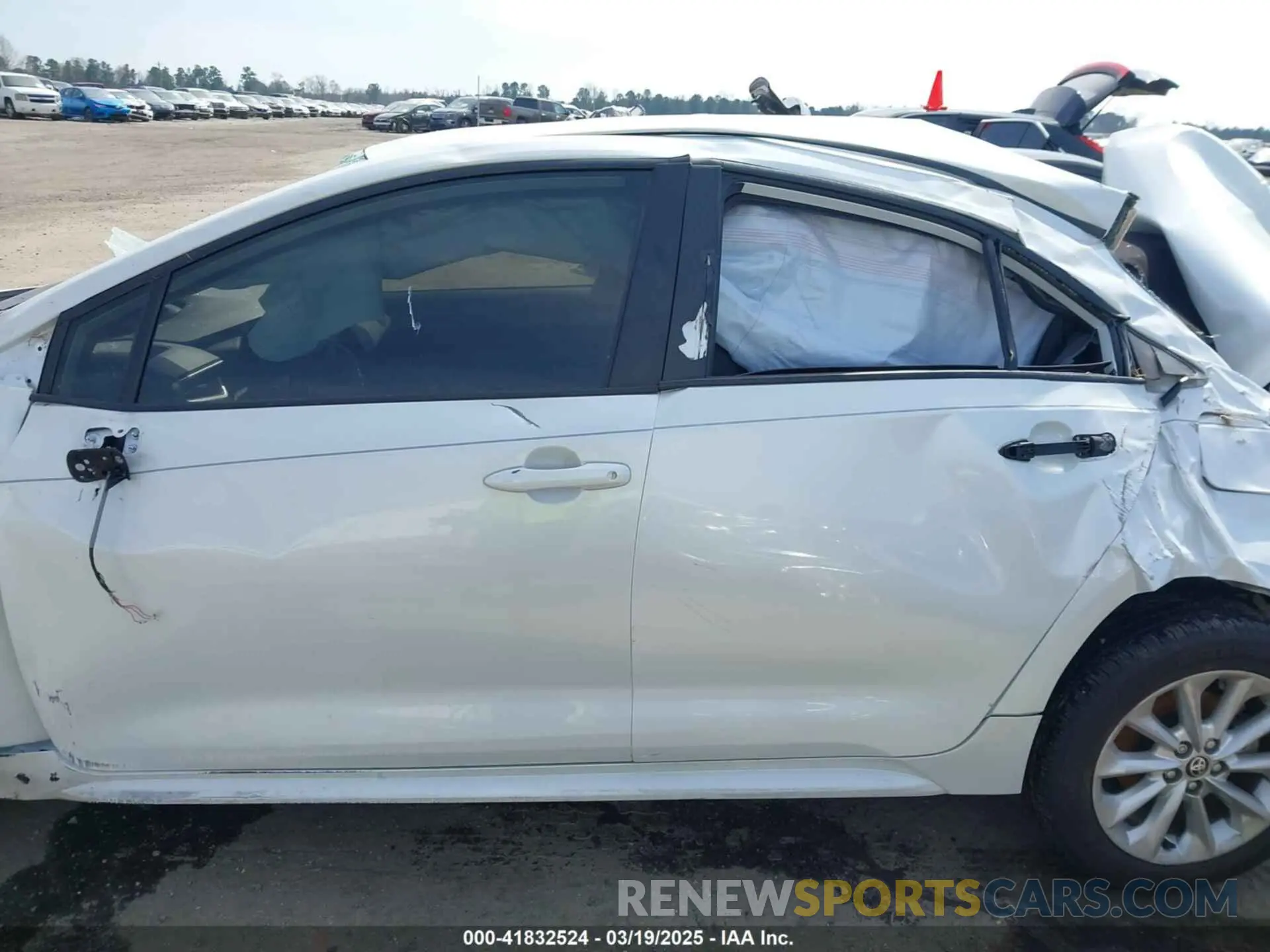 14 Photograph of a damaged car JTDVPMAE9N3015203 TOYOTA COROLLA 2022