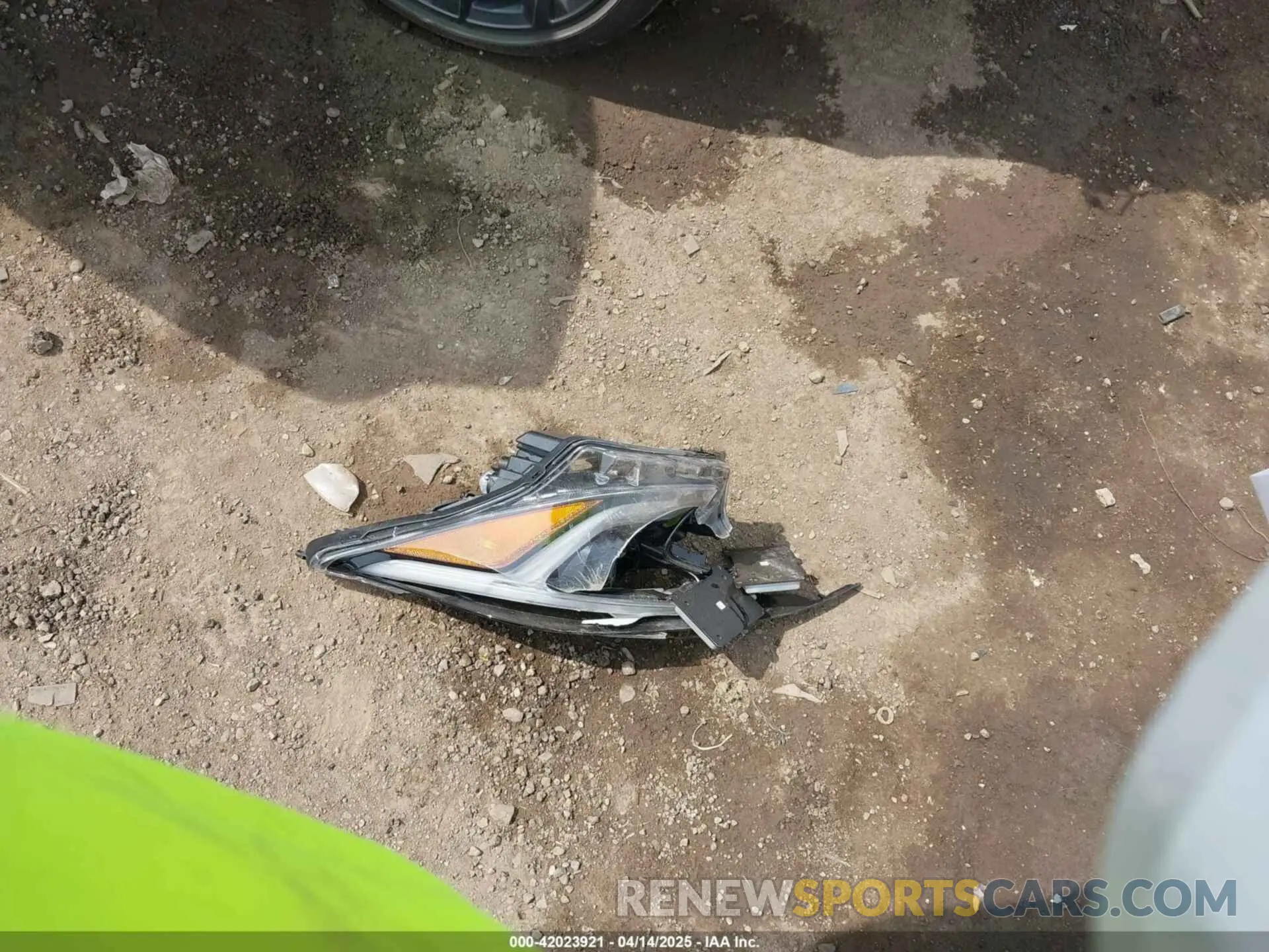 18 Photograph of a damaged car 5YFS4MCE8PP147341 TOYOTA COROLLA 2023