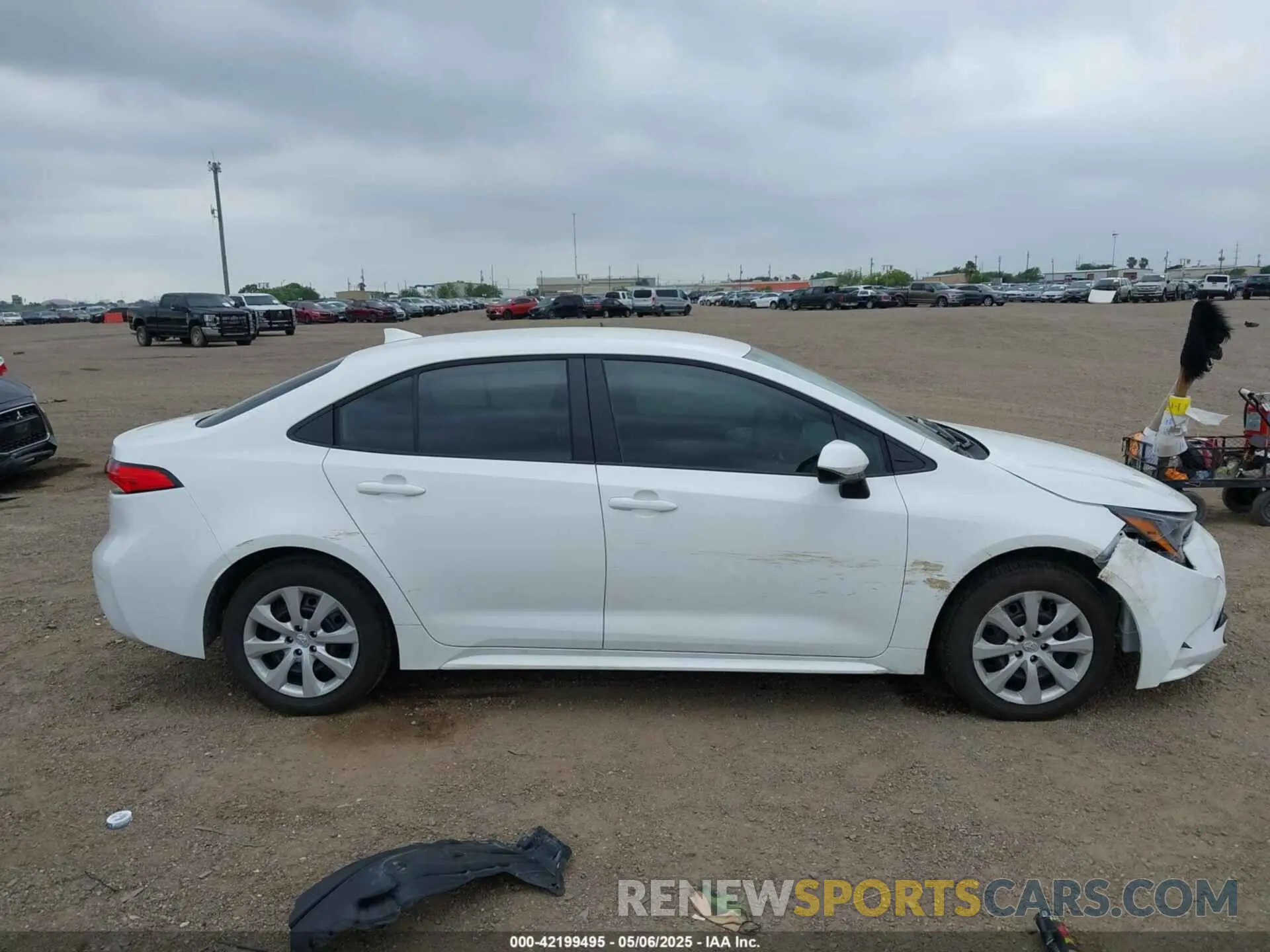 13 Photograph of a damaged car 5YFB4MDE1SP287125 TOYOTA COROLLA 2025