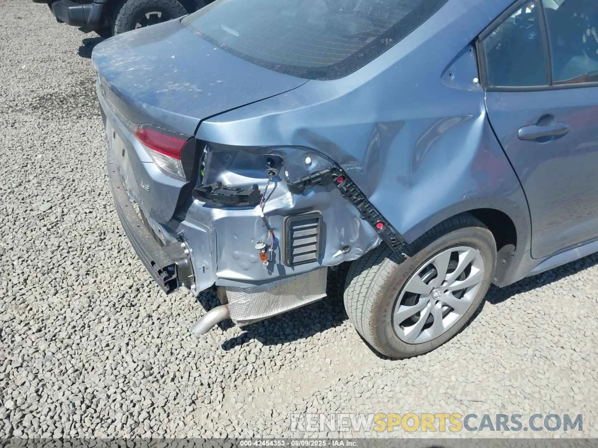 18 Photograph of a damaged car 5YFB4MDE4SP295039 TOYOTA COROLLA 2025