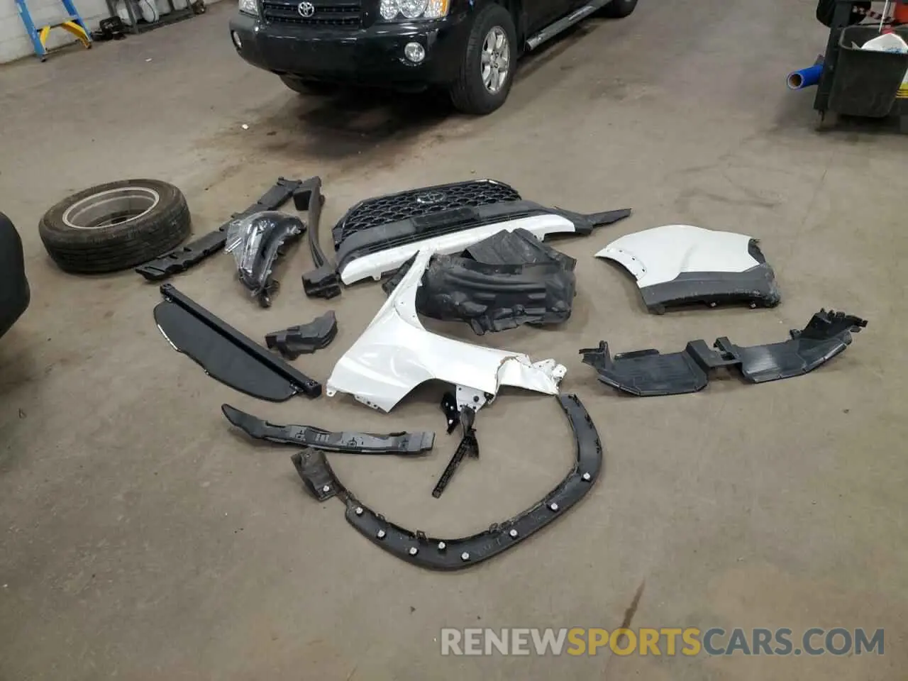 13 Photograph of a damaged car 7MUBAABG1NV039891 TOYOTA COROLLA CR 2022