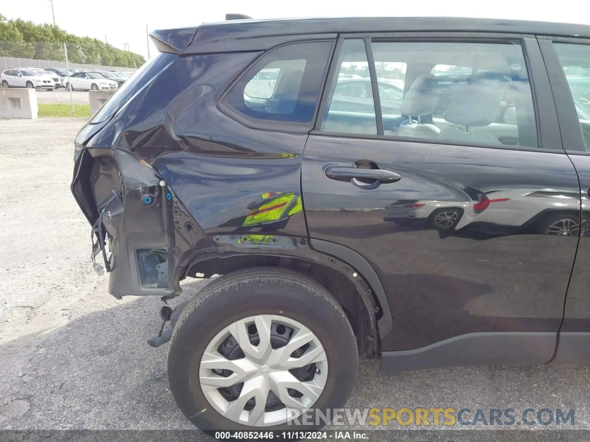 17 Photograph of a damaged car 7MUAAAAG5NV027269 TOYOTA COROLLA CROSS 2022