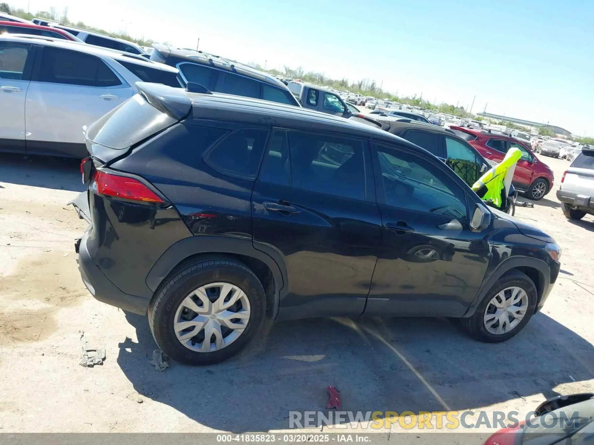 13 Photograph of a damaged car 7MUAAAAG7NV029962 TOYOTA COROLLA CROSS 2022