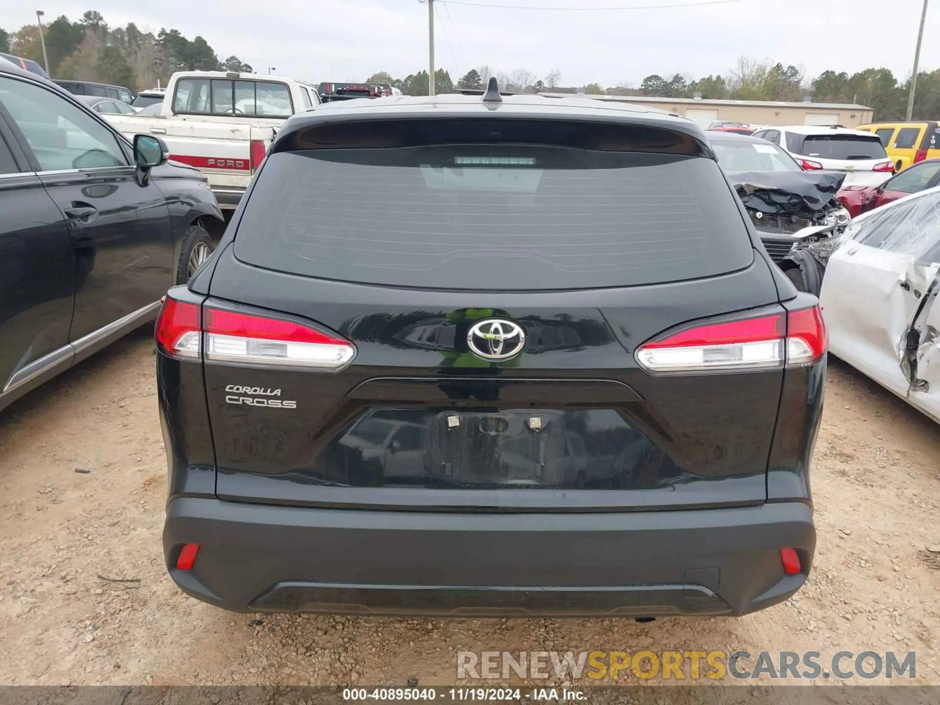 17 Photograph of a damaged car 7MUAAAAG8NV026388 TOYOTA COROLLA CROSS 2022