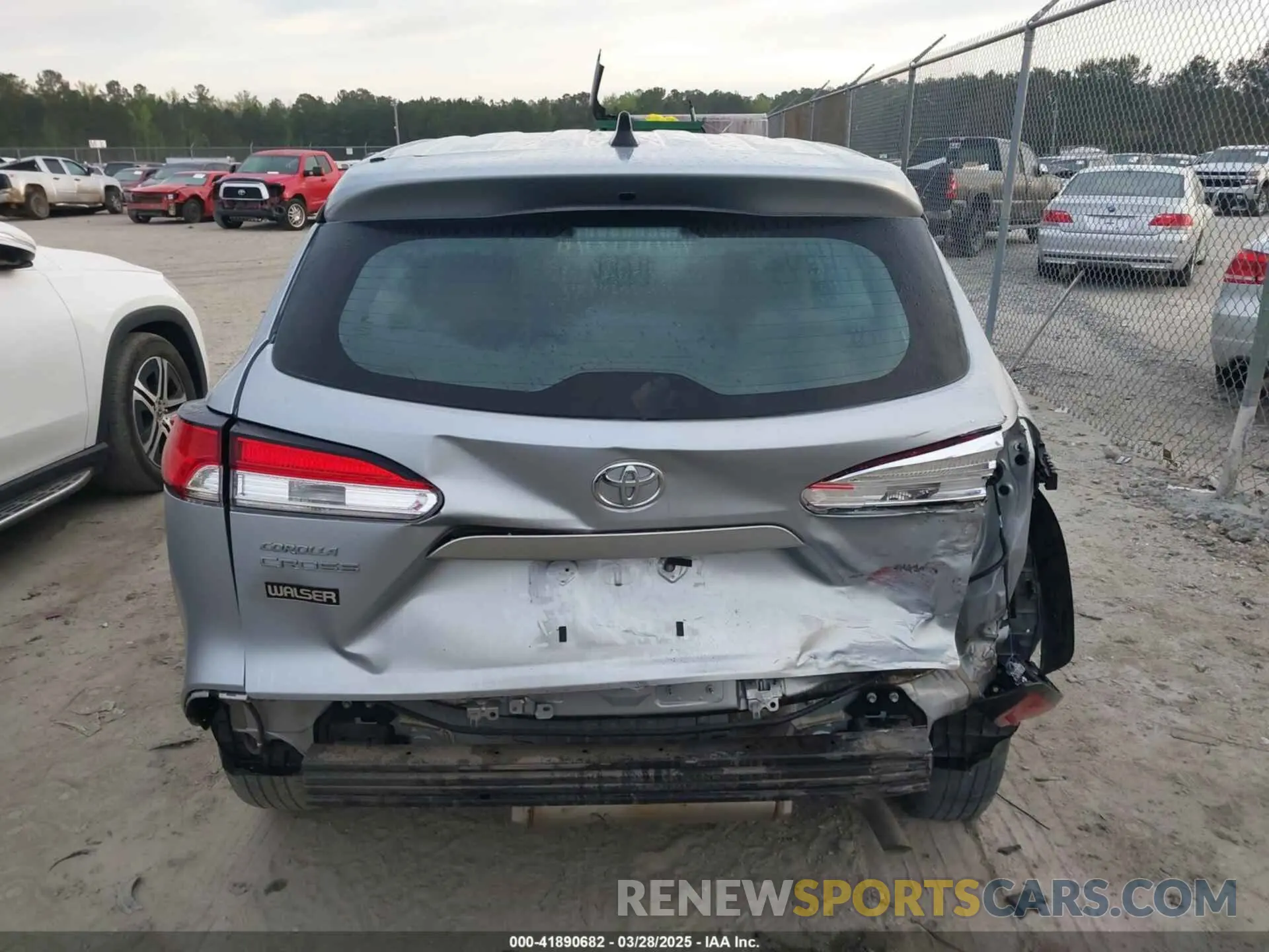 17 Photograph of a damaged car 7MUAAABG4NV002202 TOYOTA COROLLA CROSS 2022