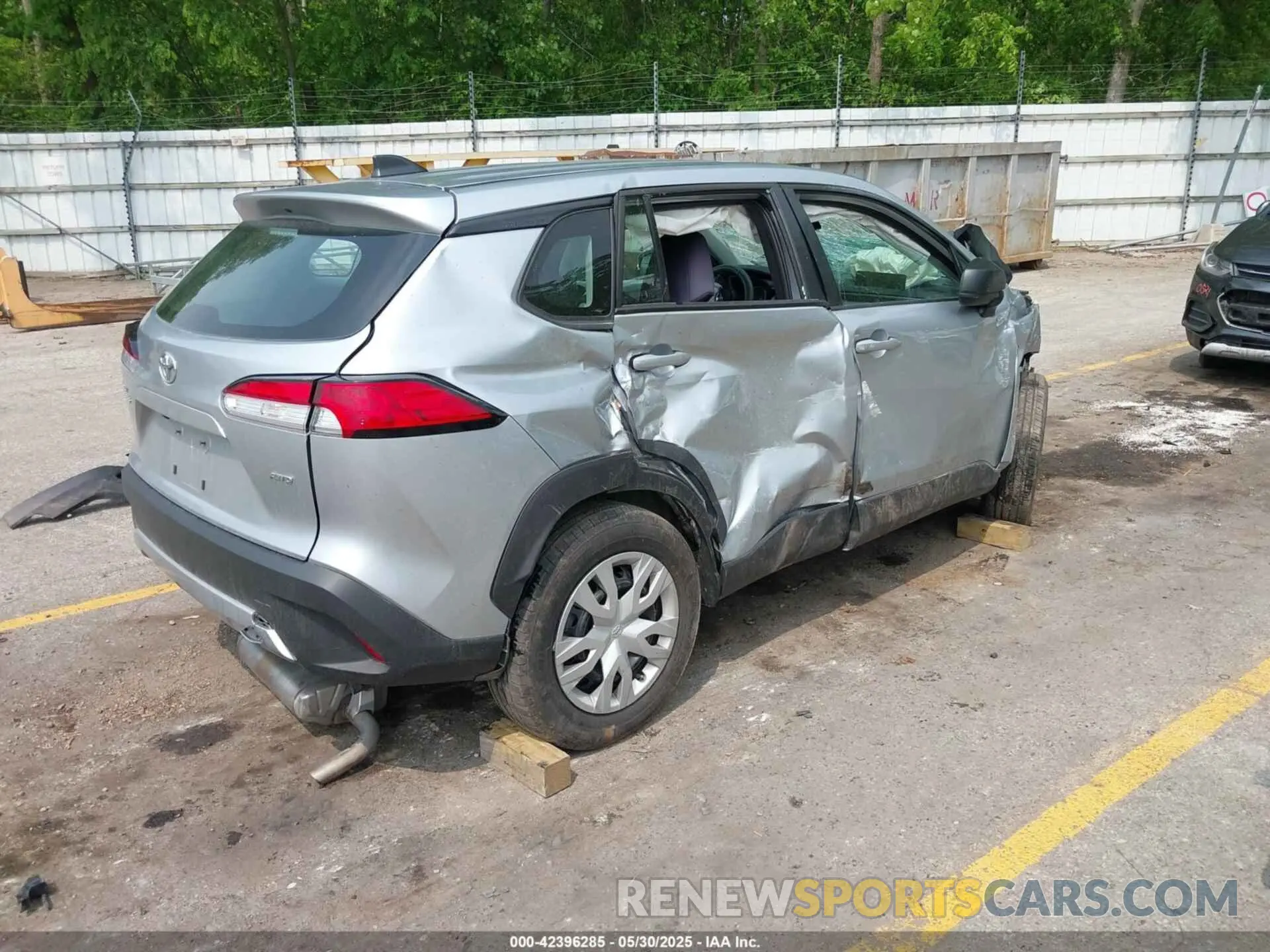 4 Photograph of a damaged car 7MUAAABG5NV013841 TOYOTA COROLLA CROSS 2022