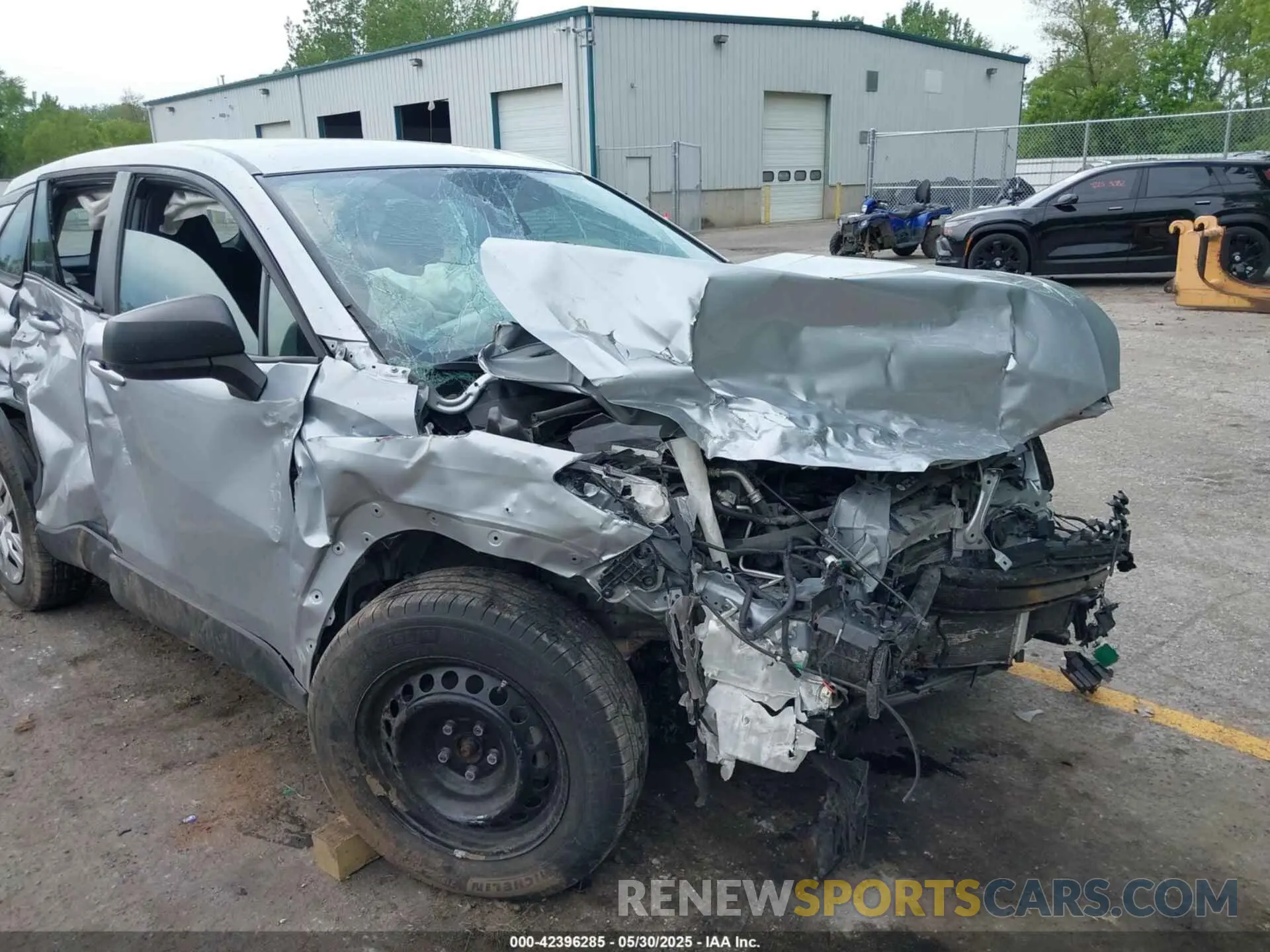 6 Photograph of a damaged car 7MUAAABG5NV013841 TOYOTA COROLLA CROSS 2022