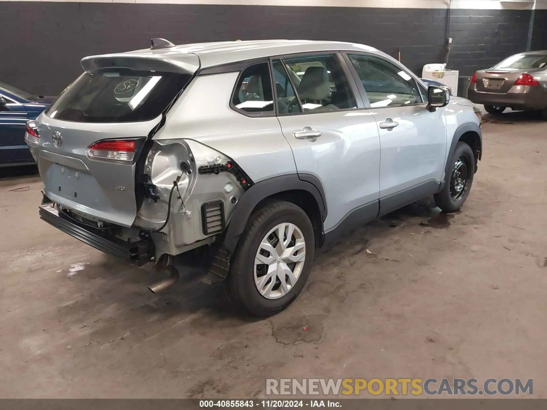 4 Photograph of a damaged car 7MUAAABG6NV023617 TOYOTA COROLLA CROSS 2022