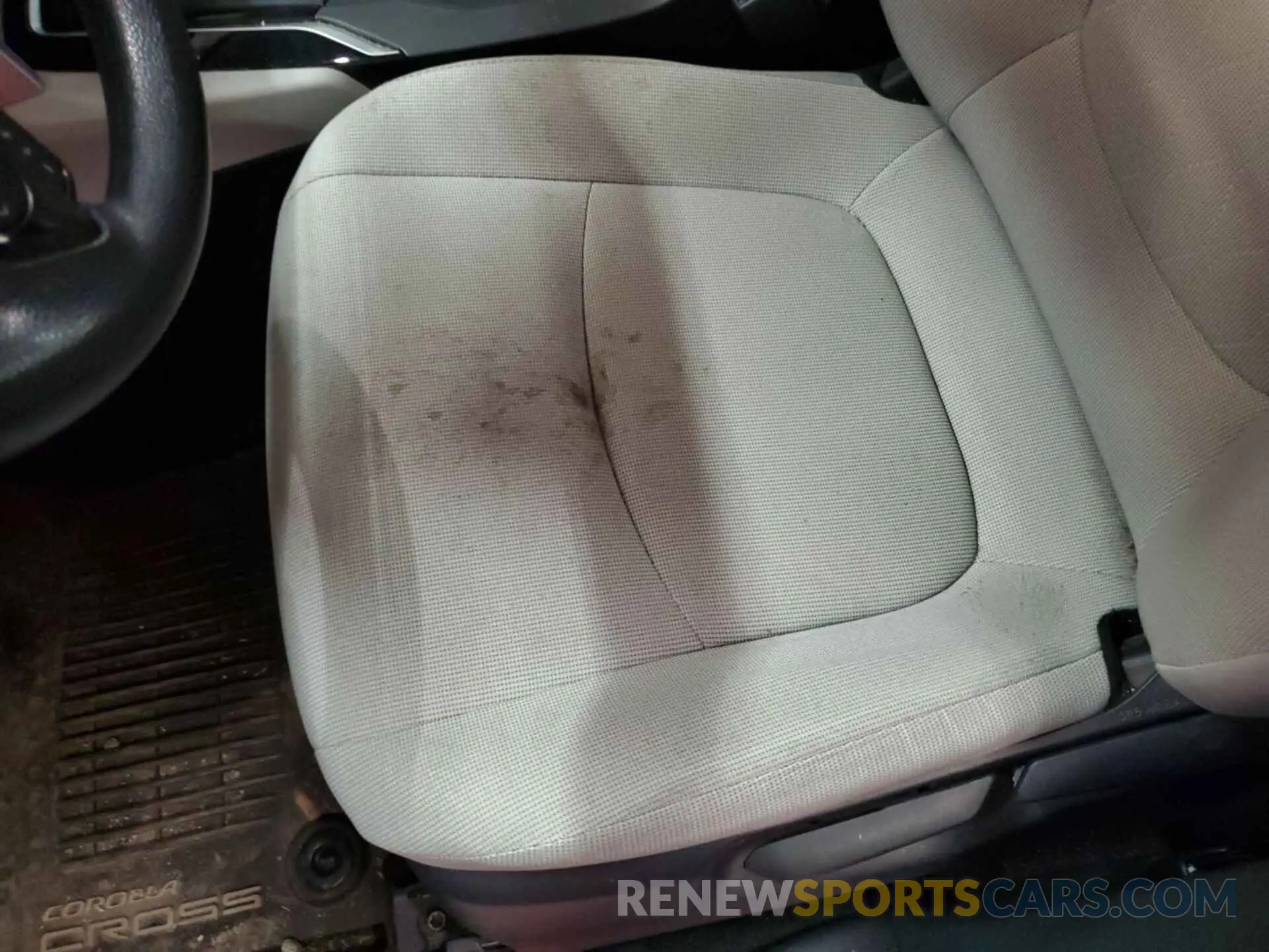 17 Photograph of a damaged car 7MUAAABG9NV016872 TOYOTA COROLLA CROSS 2022