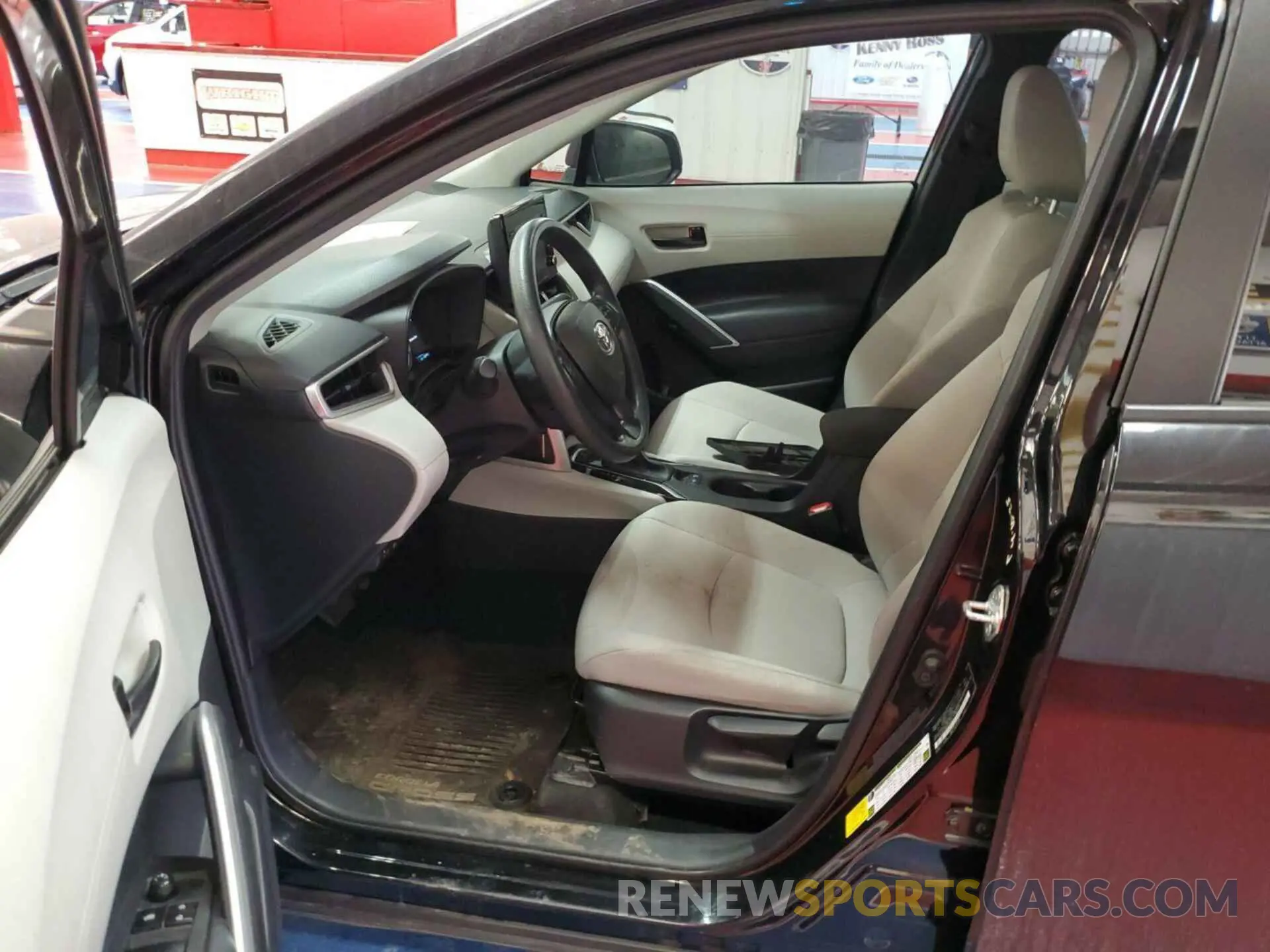 19 Photograph of a damaged car 7MUAAABG9NV016872 TOYOTA COROLLA CROSS 2022