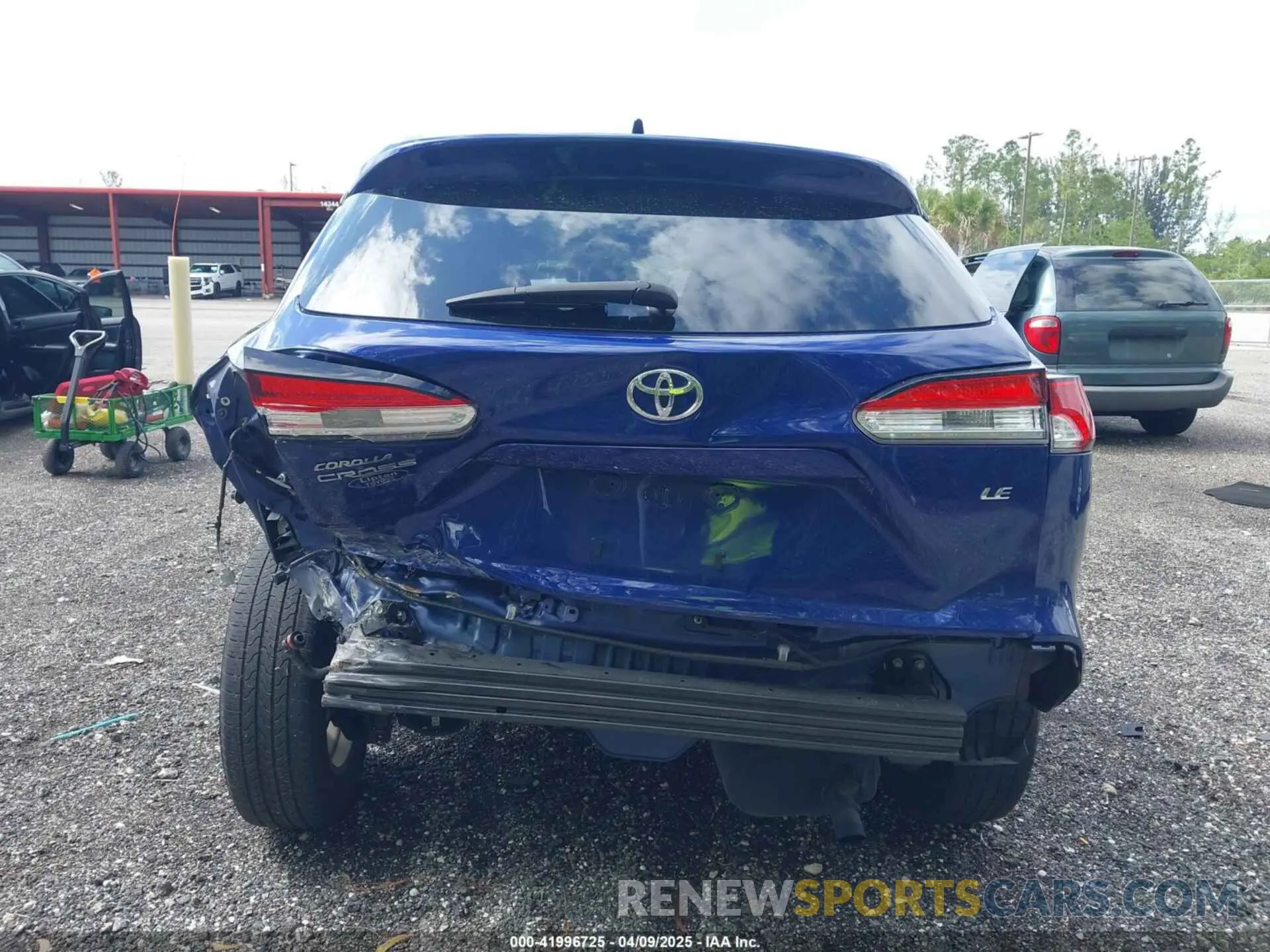 17 Photograph of a damaged car 7MUBAAAG0NV011047 TOYOTA COROLLA CROSS 2022