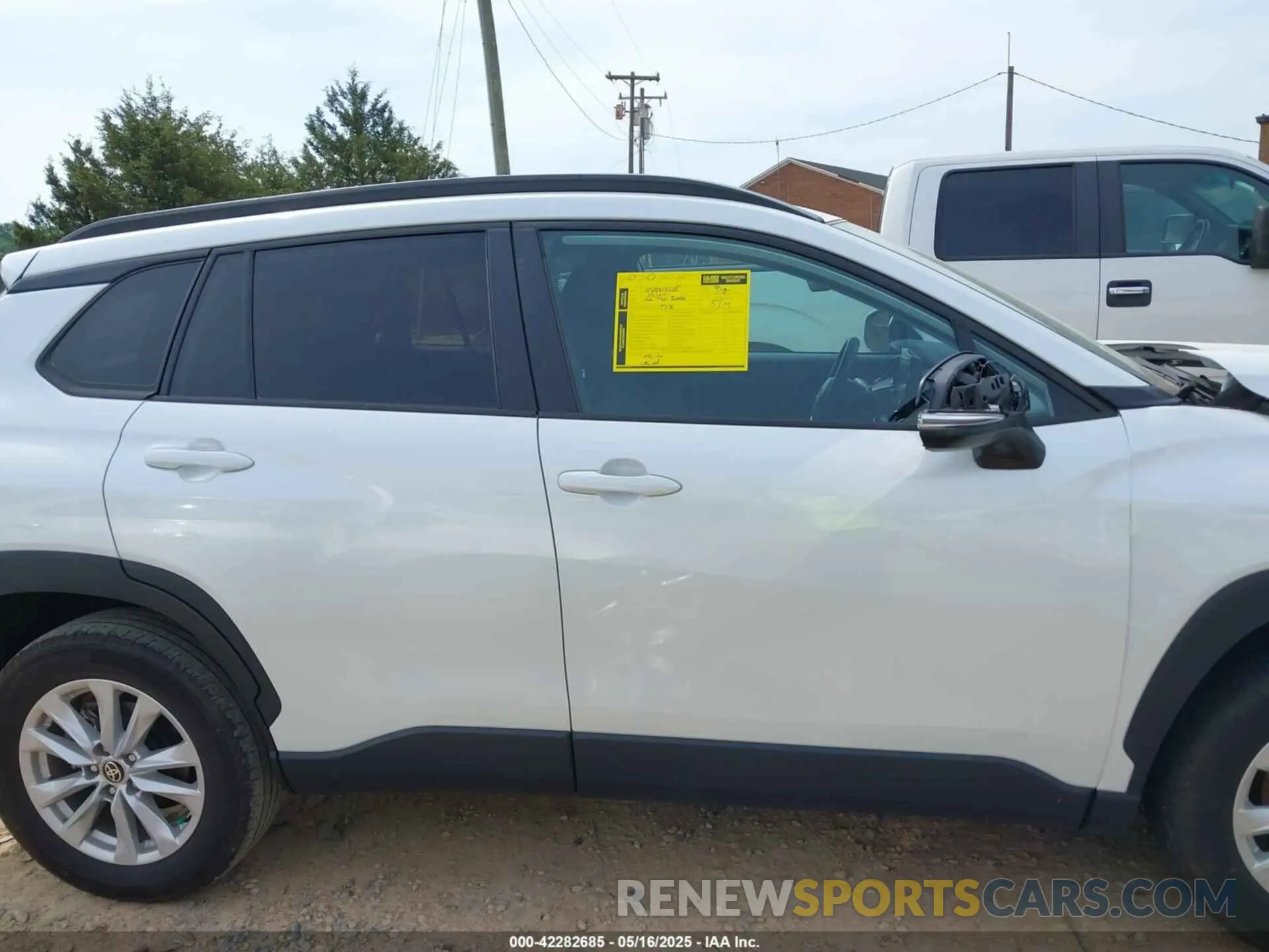 13 Photograph of a damaged car 7MUBAAAG6NV021369 TOYOTA COROLLA CROSS 2022
