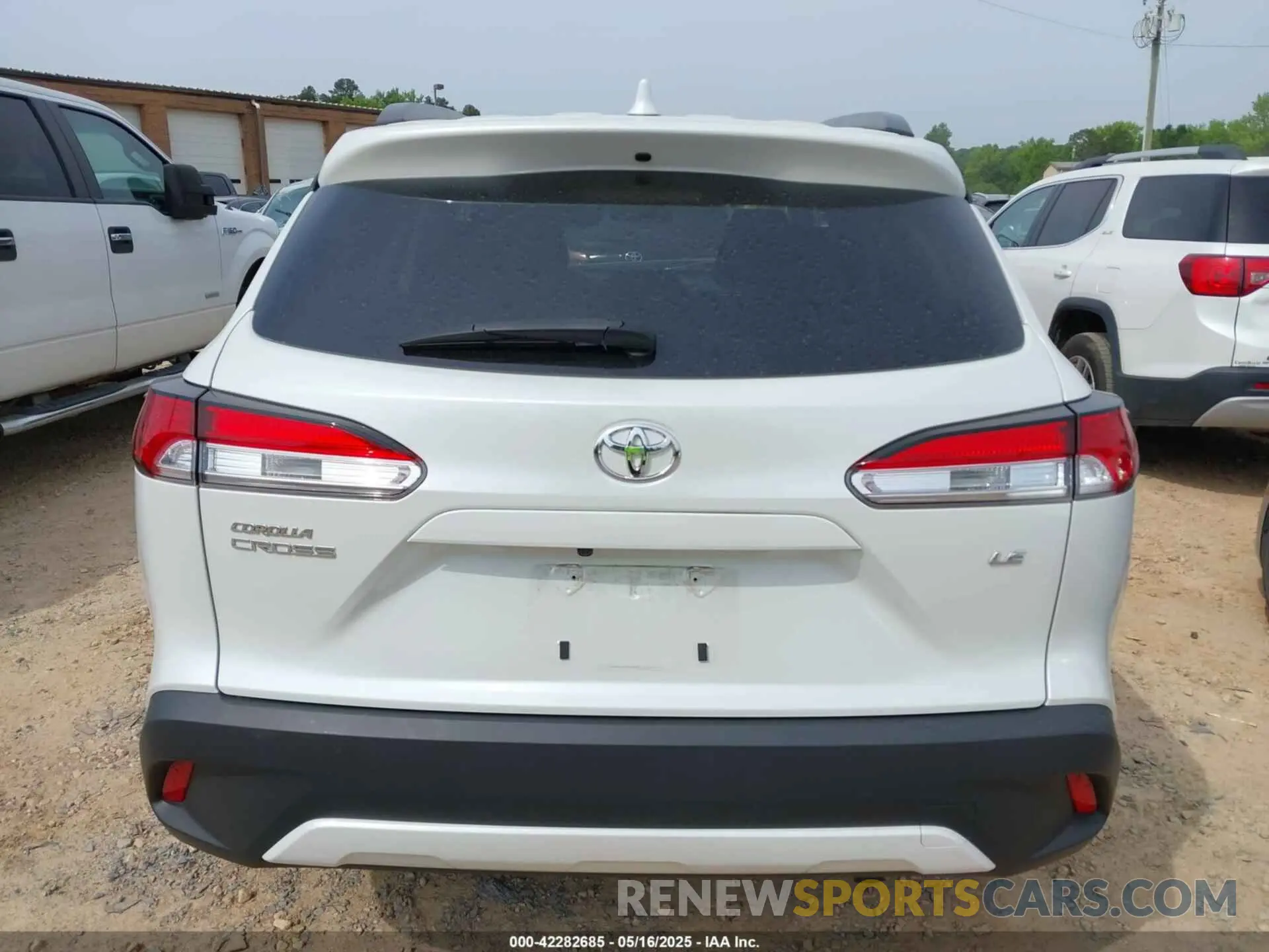 16 Photograph of a damaged car 7MUBAAAG6NV021369 TOYOTA COROLLA CROSS 2022